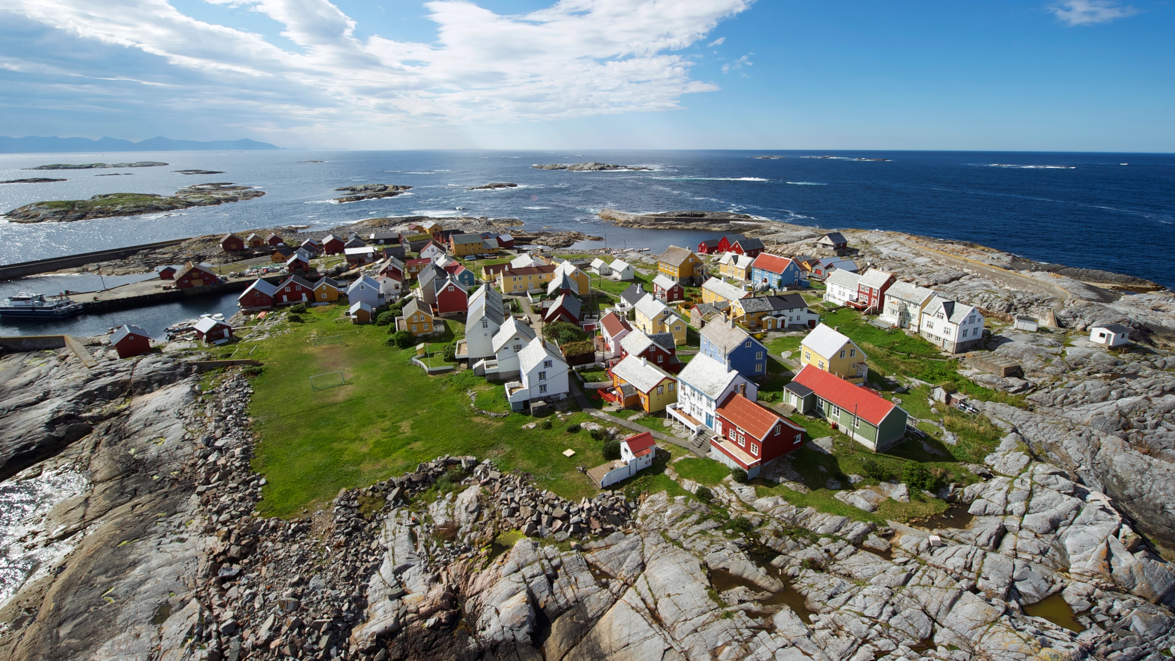 Øya Grip med små trehus, utenfor Kristiansund på Vestlandet
