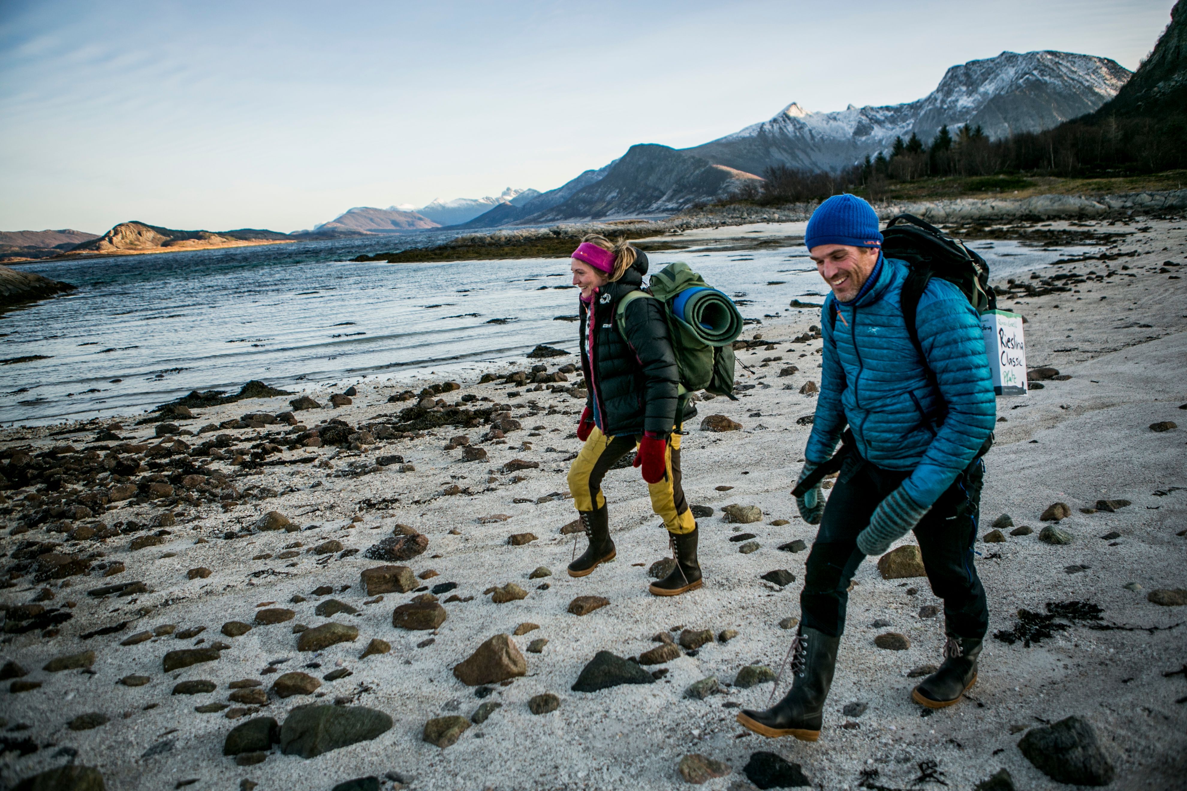 To personer på jakt etter sjømat i fjæra i Steigen i Nordland, Nord-Norge