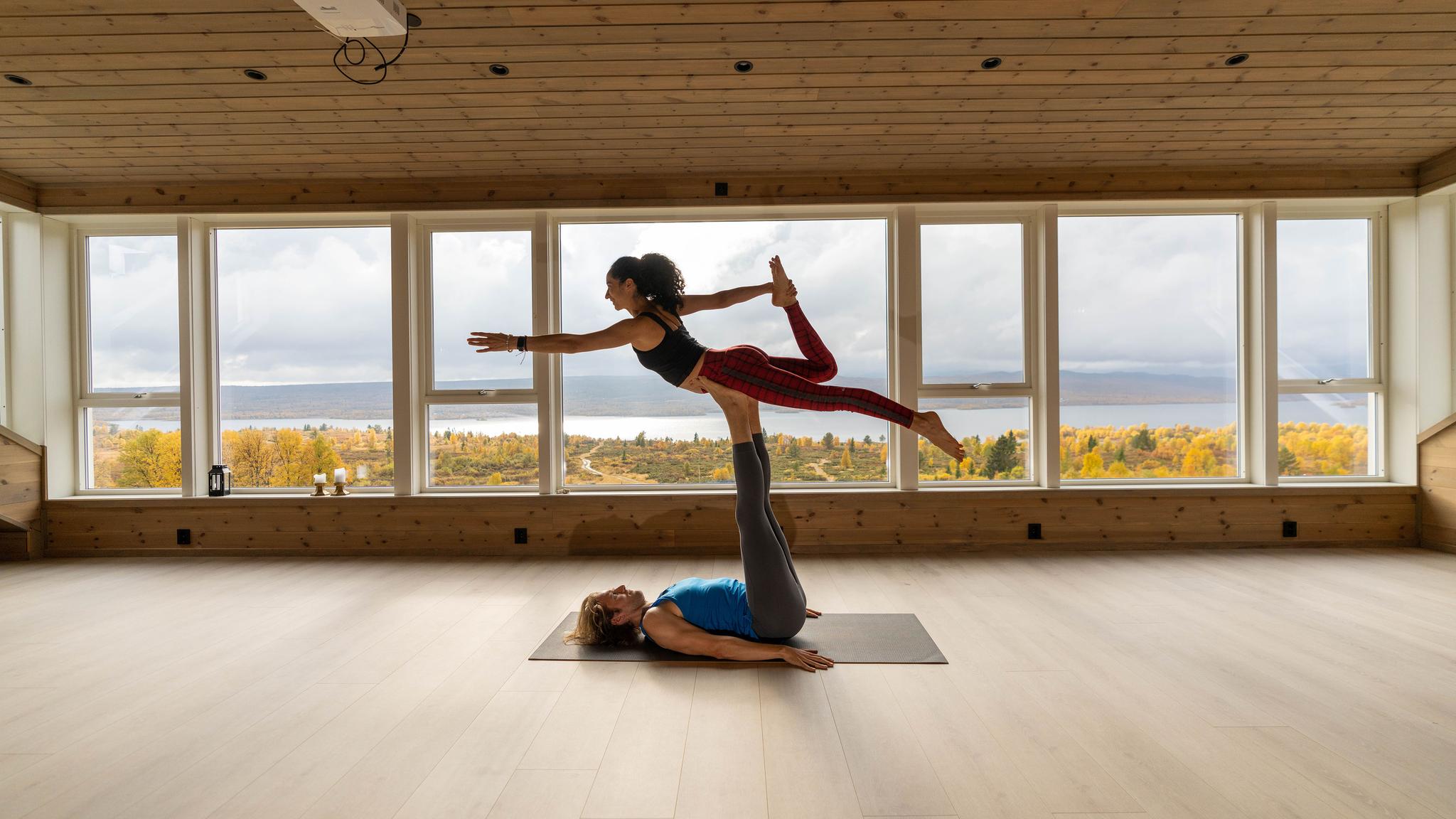 A man and a woman practicing yoga at Nøsen yoga and mountain hotel in Eastern Norway