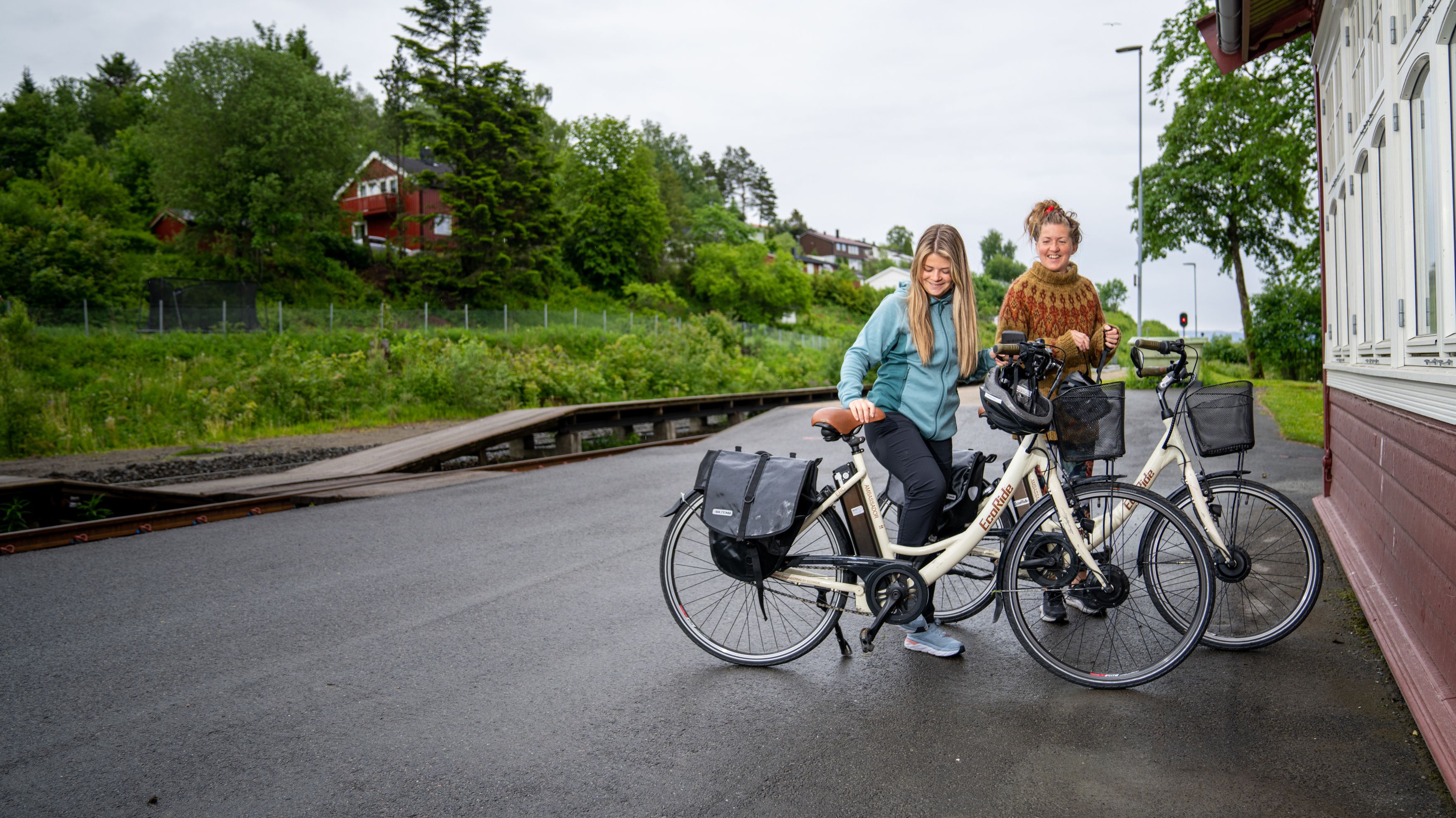 Two woman picking up their bikes at Røra Station in Inderøy, Trøndelag