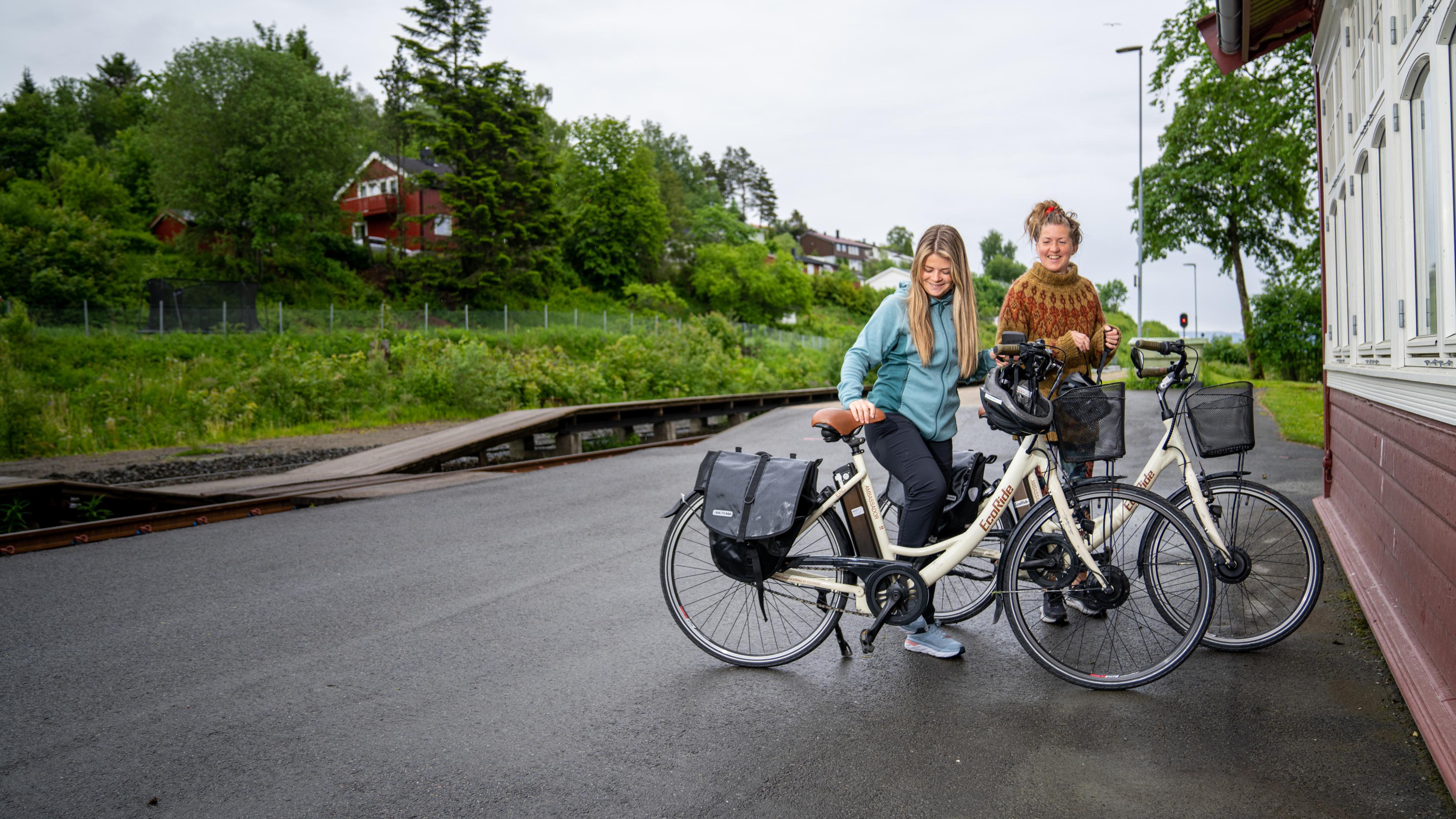 Two woman picking up their bikes at Røra Station in Inderøy, Trøndelag