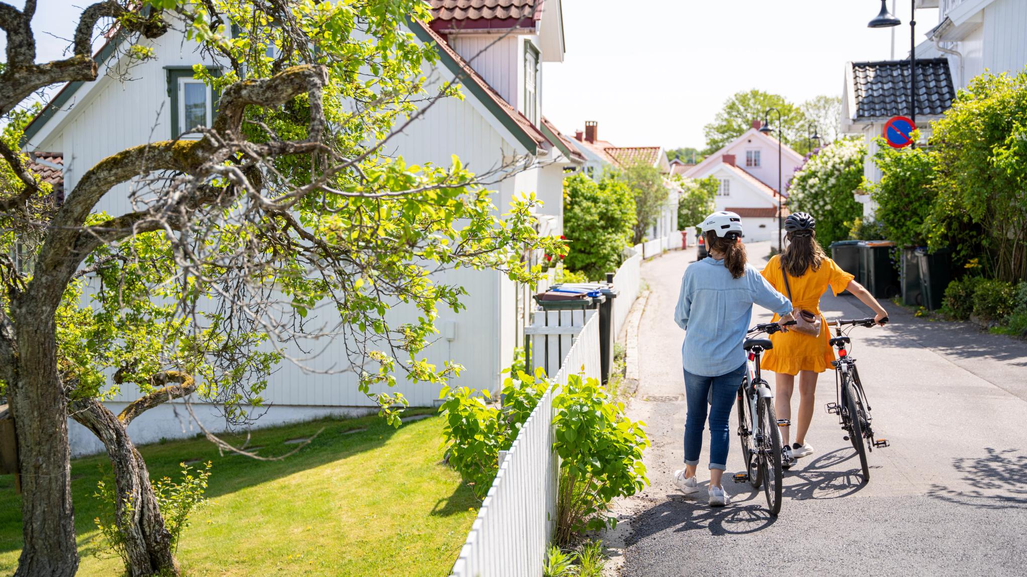 Two women with bikes in Åsgårdstrand, in Vestfold