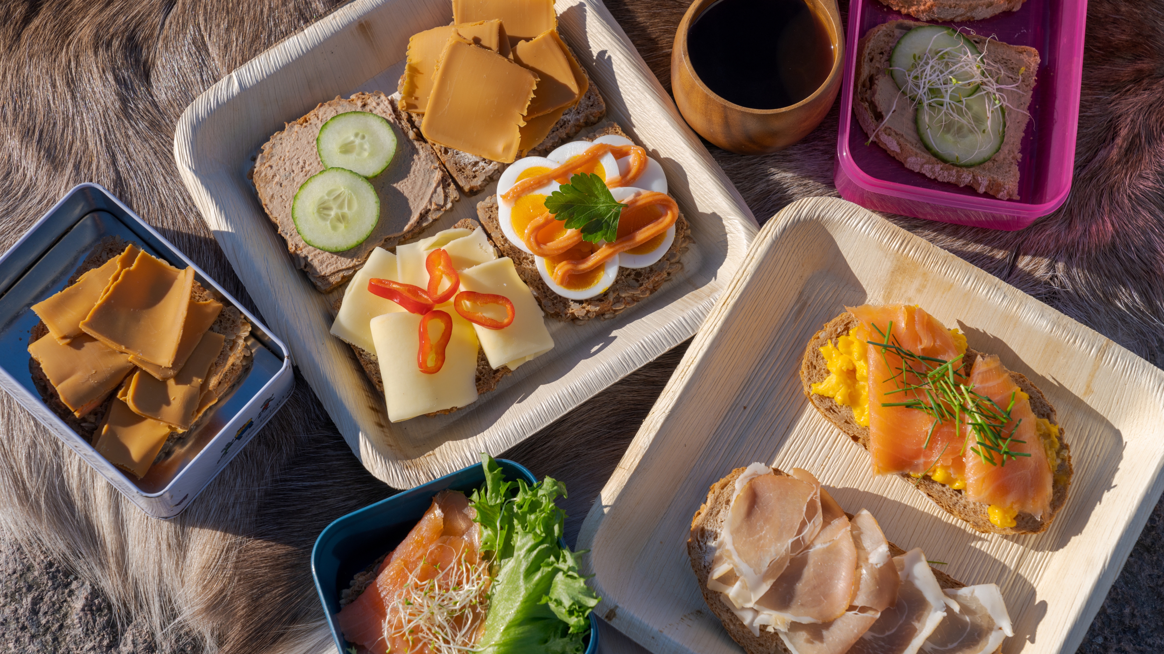 A typical Norwegian lunch box with bread and different toppings