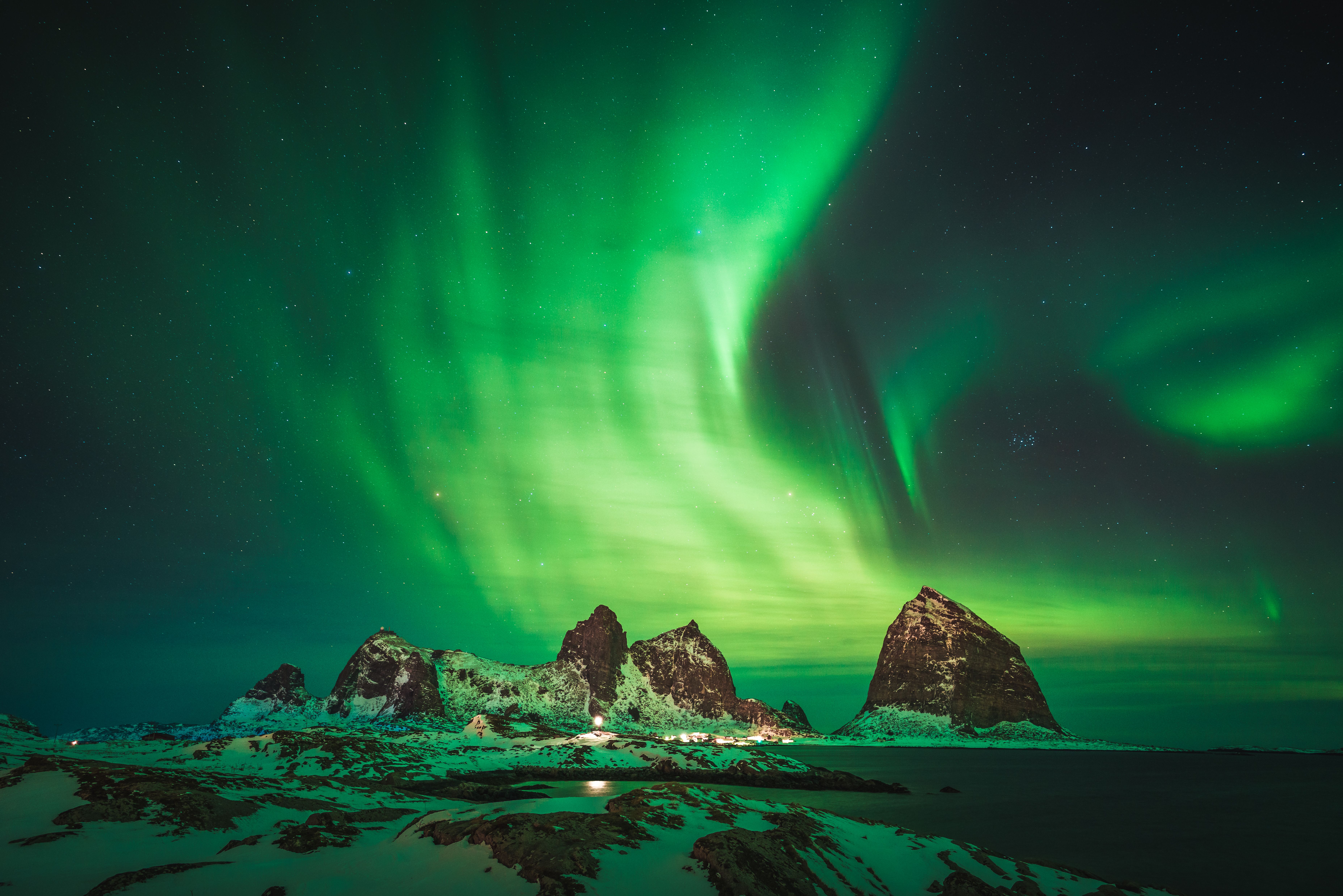 Nordlys over Træna på Helgelandskysten i Nord-Norge