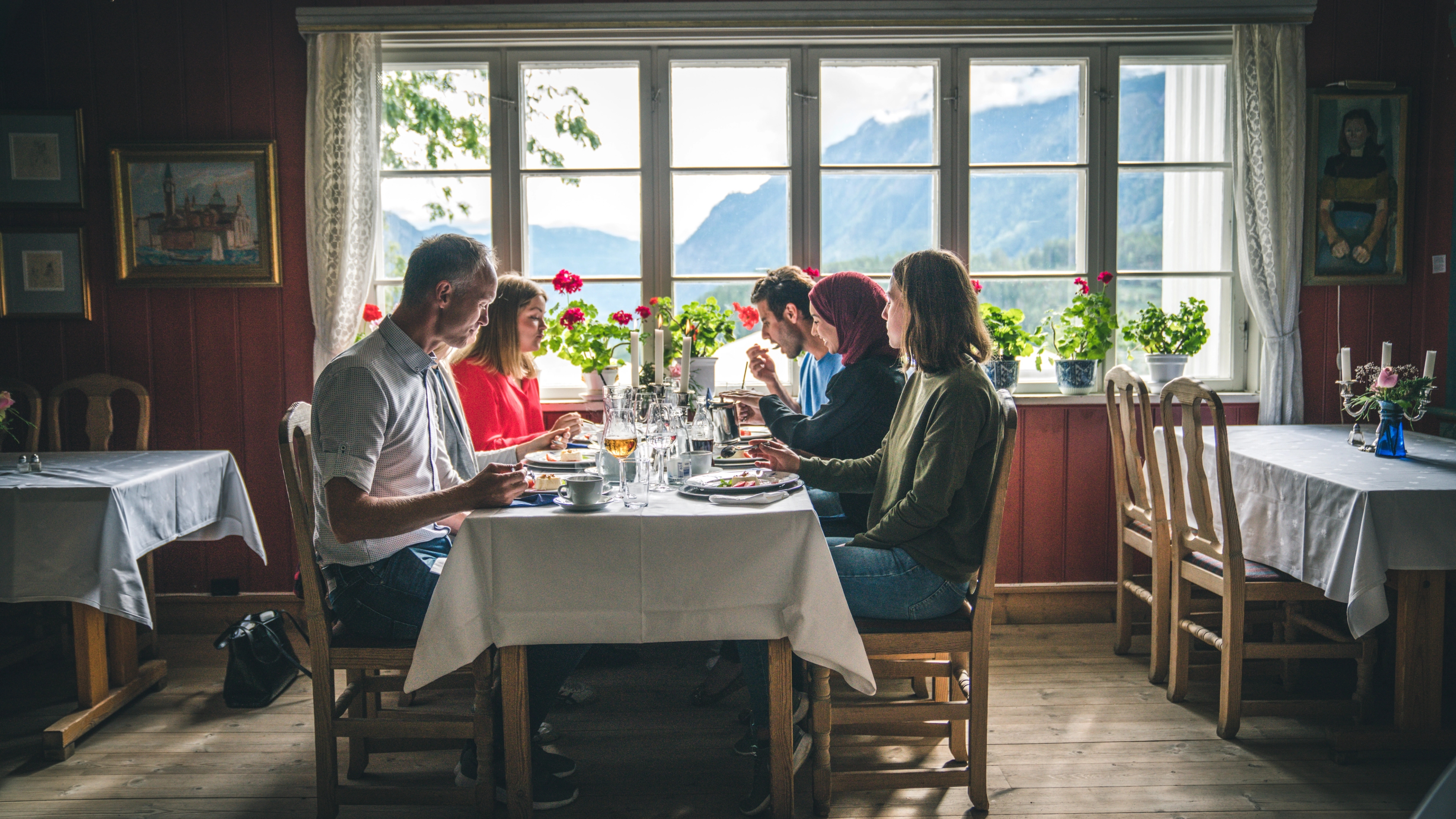 A group of people eating dinner at Nutheim Gjestgiveri in Telemark, Eastern Norway