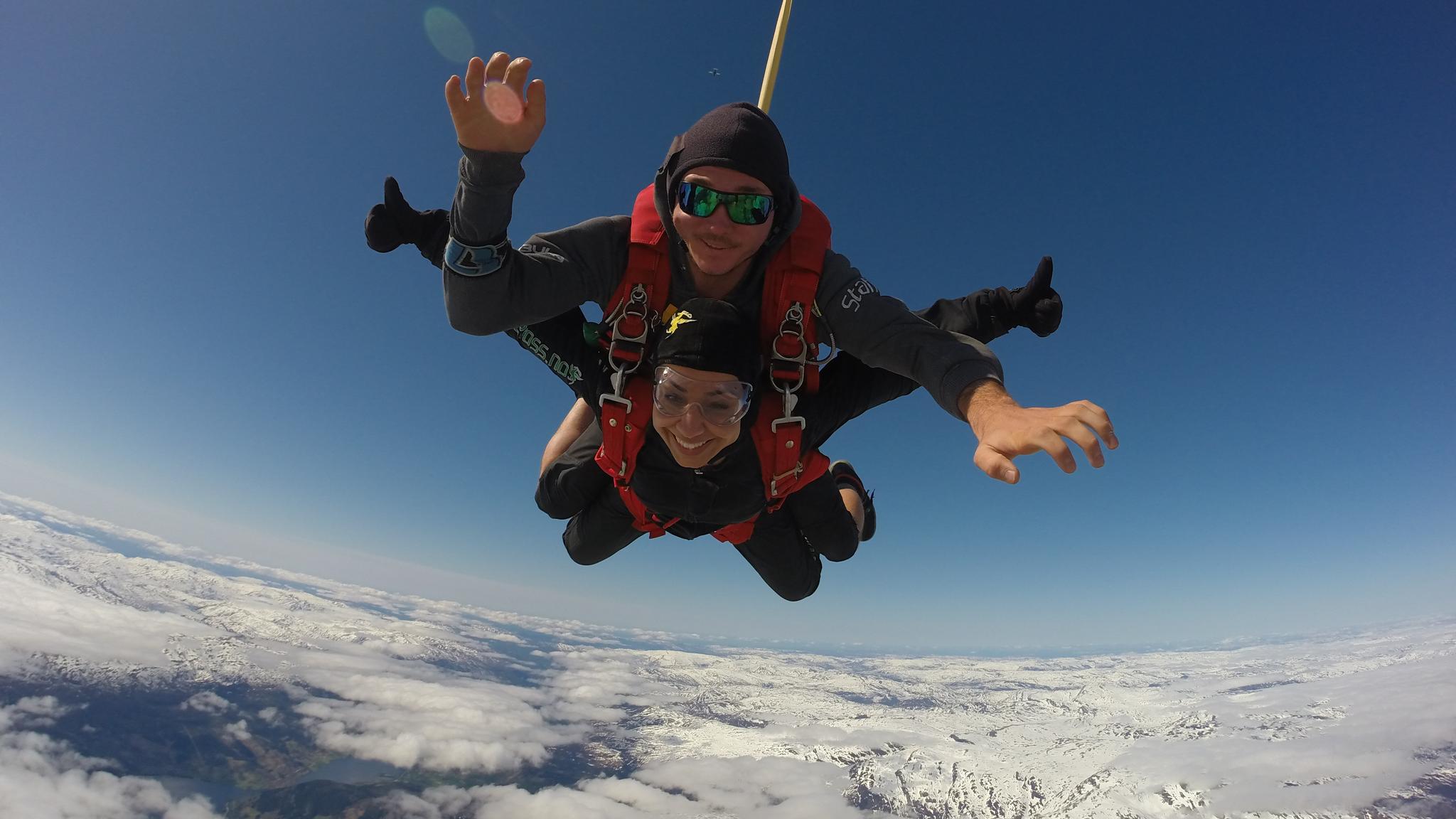 Two people tandem skydiving in Voss