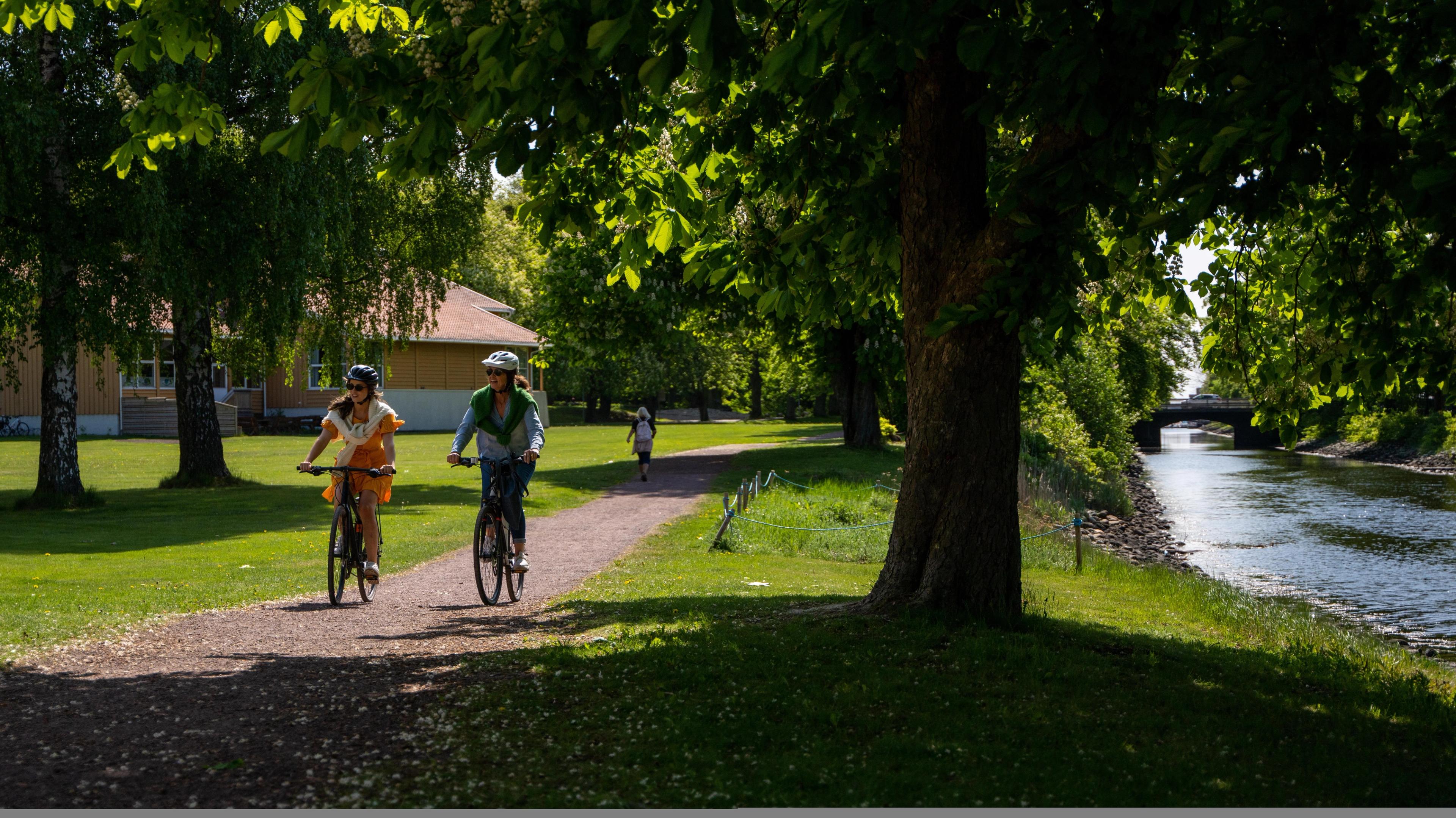 Two women biking along the Horten channel, in Horten