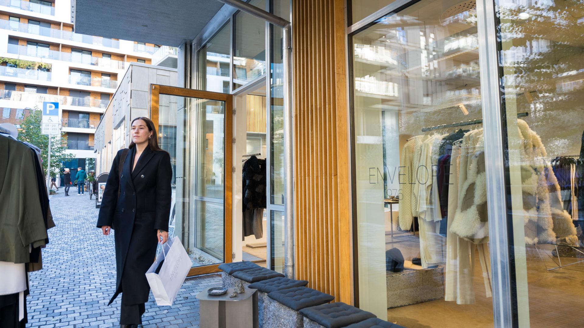 Ida Elise Eide Einarsdottir leaving Envelope 1976, in Oslobukta