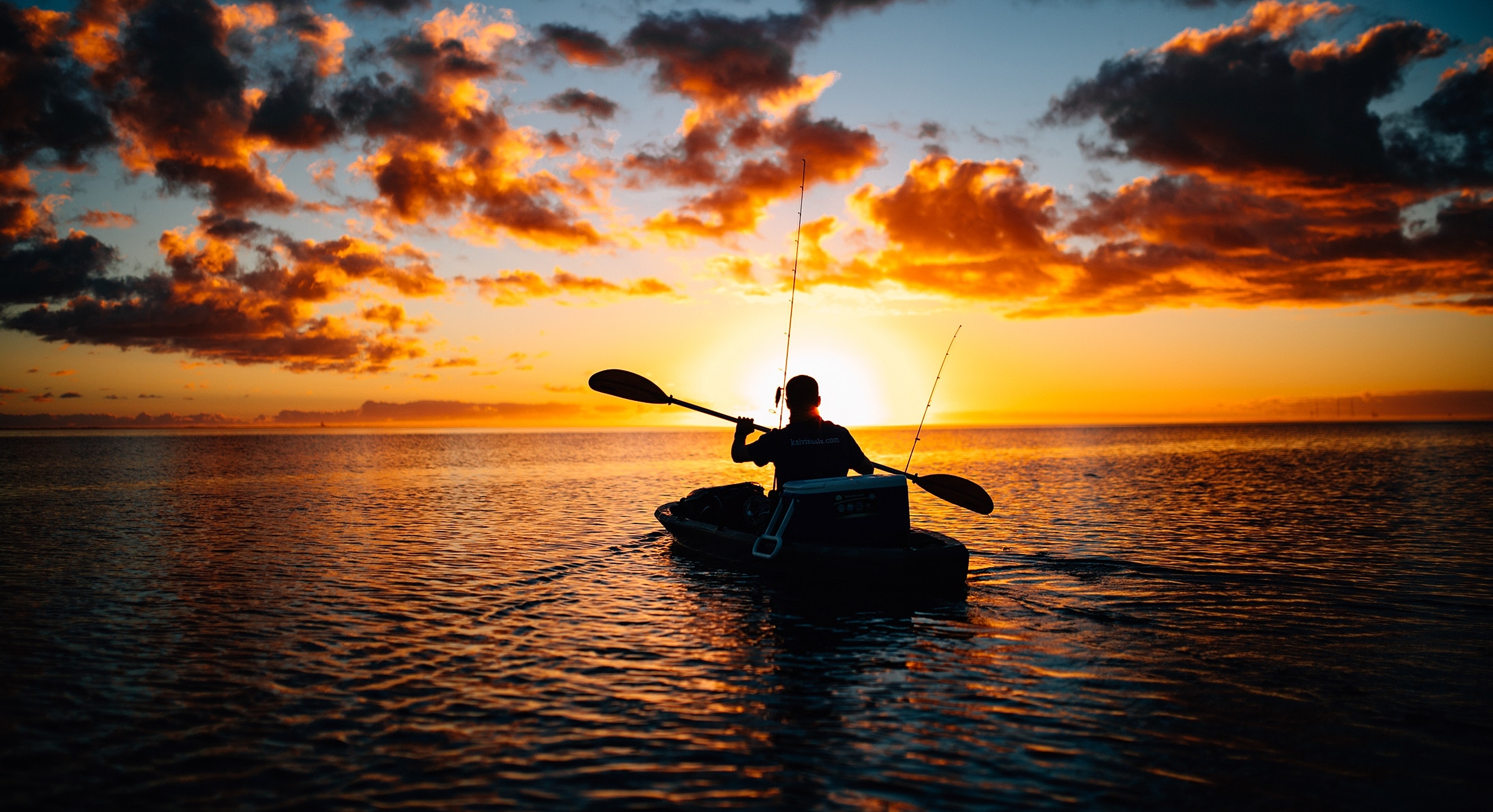 A person kayaking in the sunset in Arendal, Southern Norway