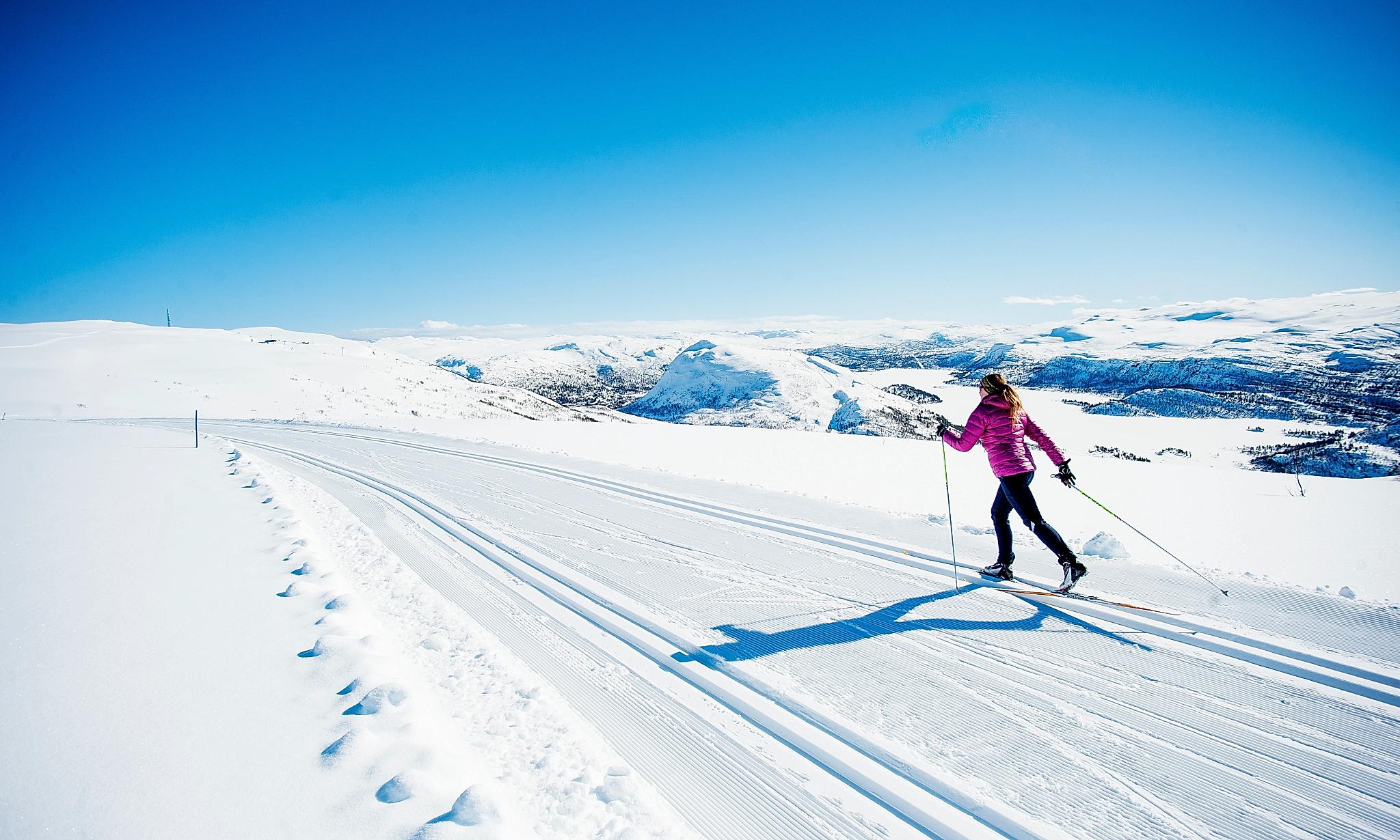 Kvinner går på langrenn, på Hovden, Sør-Norge