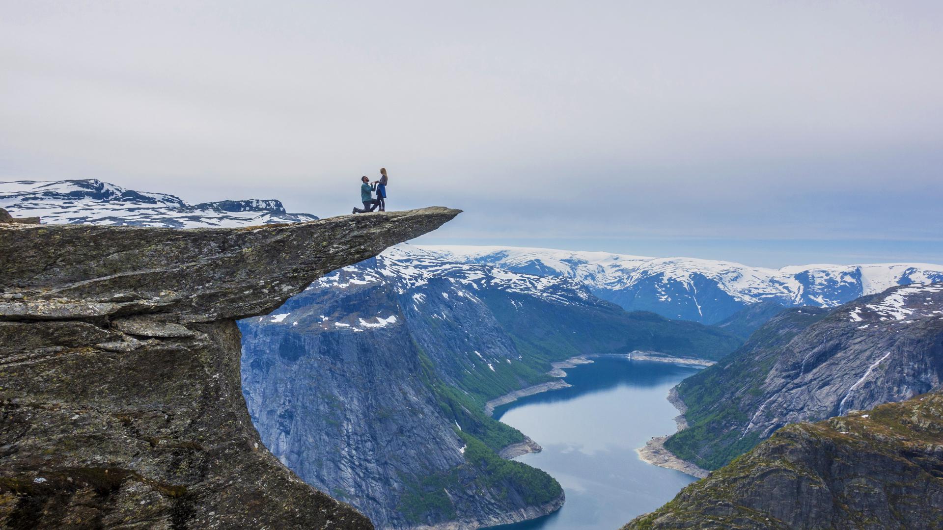 Man proposes to woman at the Trolltunga hiking spot