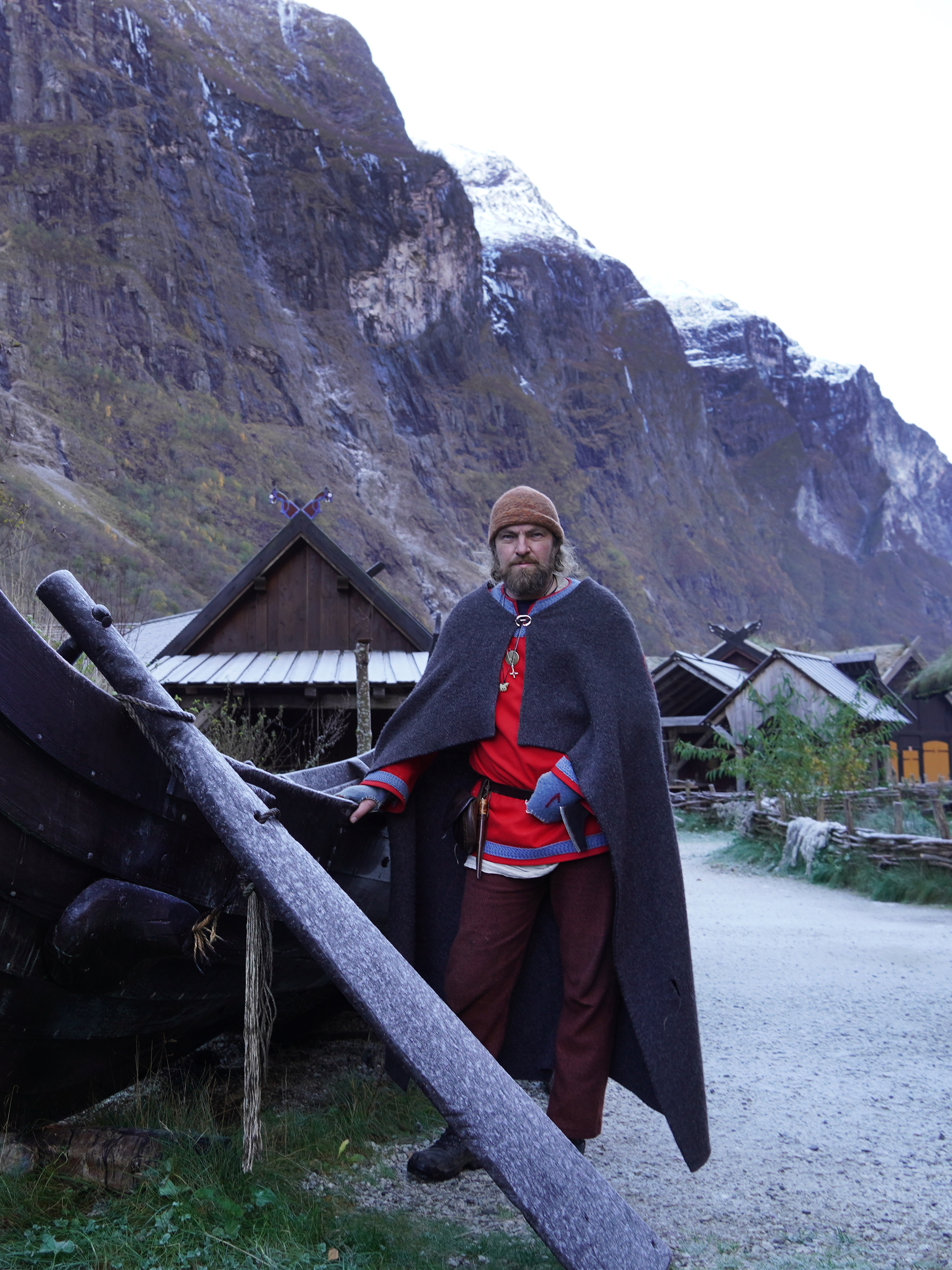 En viking foran et vikingskip i vikingbyen i Gudvangen