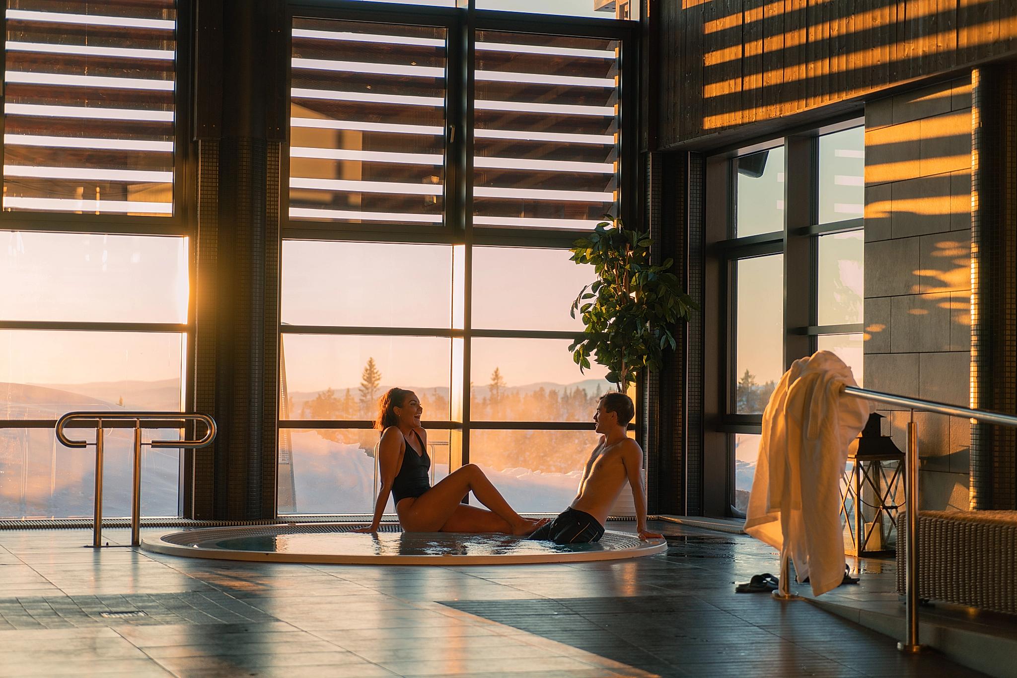 To personer sitter ved et basseng på Norefjell Ski og Spa