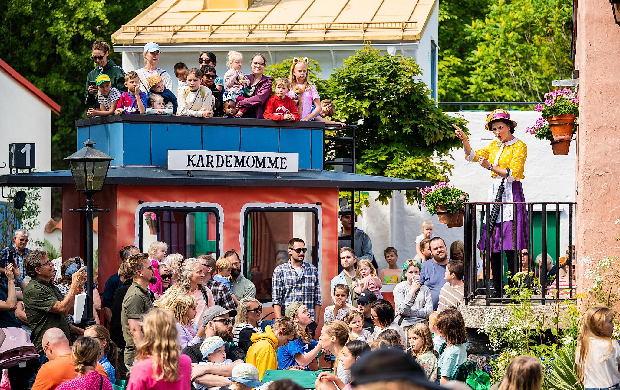 Tante Sofie på det populære showet i Kardemommeby i Dyreparken