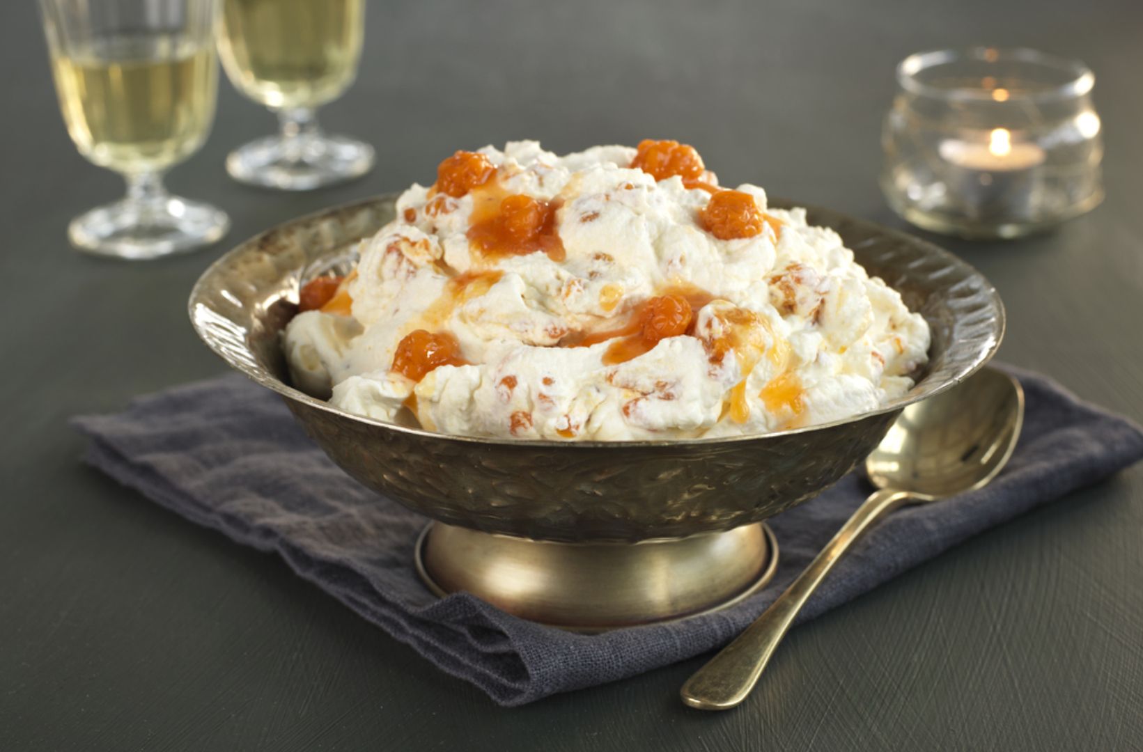 Cloudberry cream in a bowl