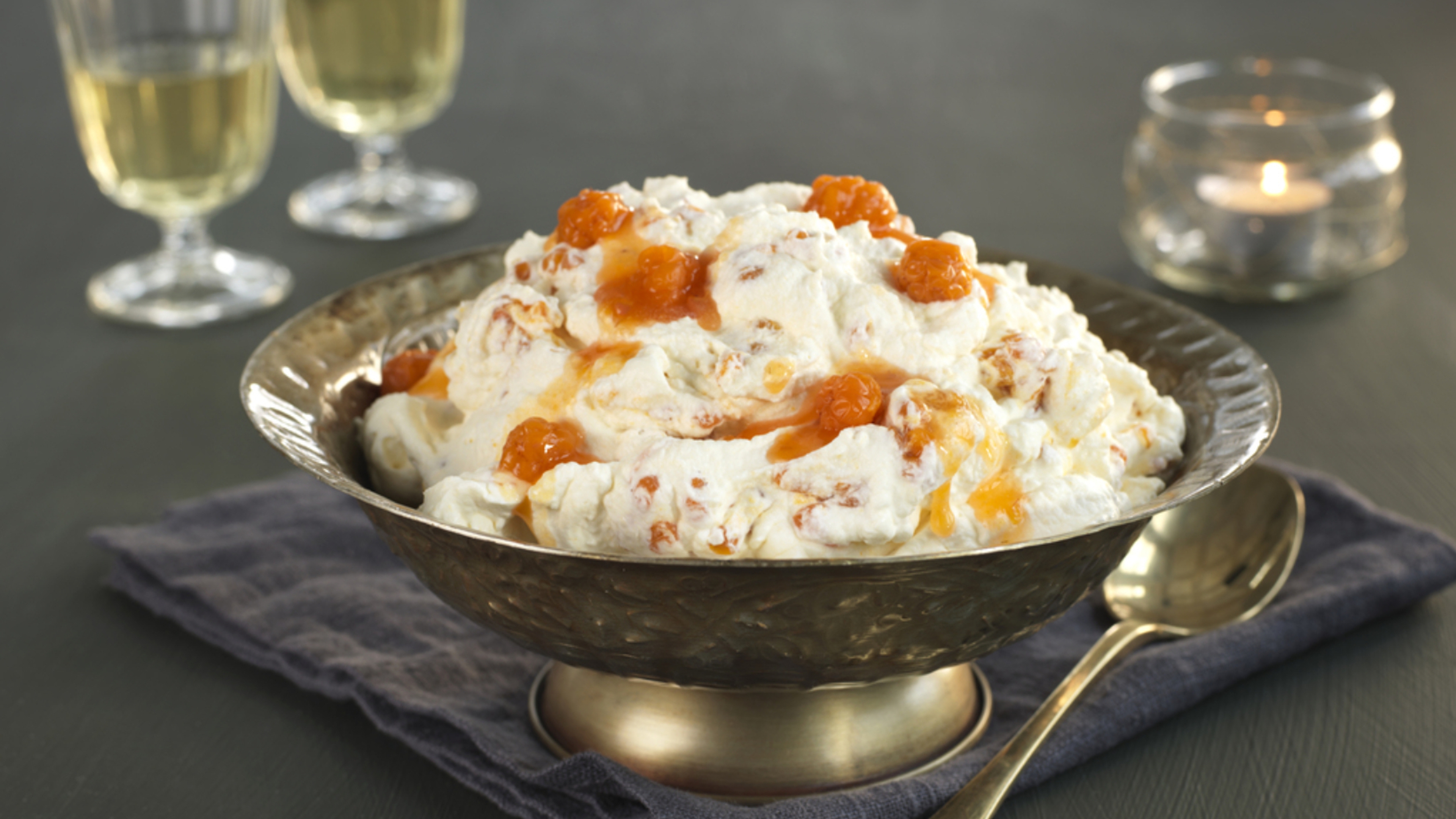 Cloudberry cream in a bowl