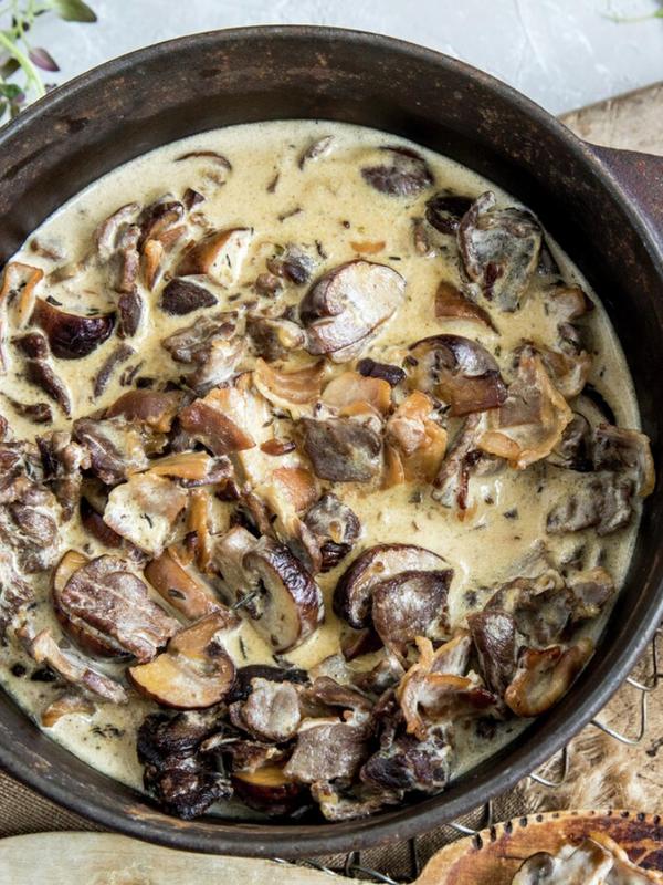 Finnbiff i en kjele på et bord.