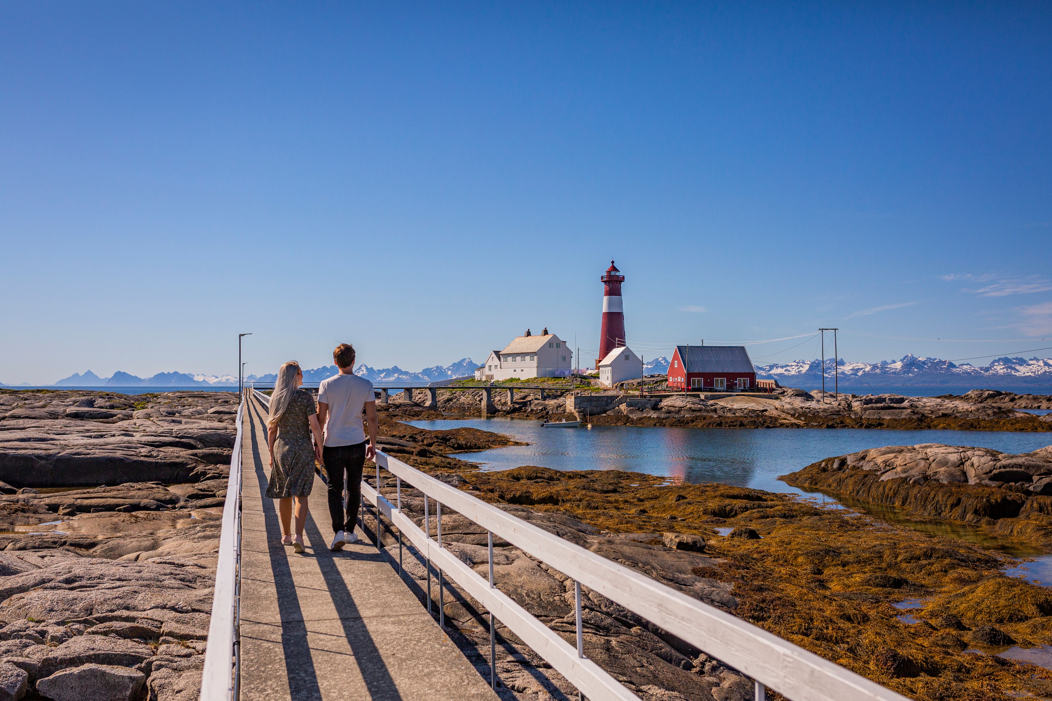 Ett par som går mot Tranøy Fyr i Salten, Nord-Norge