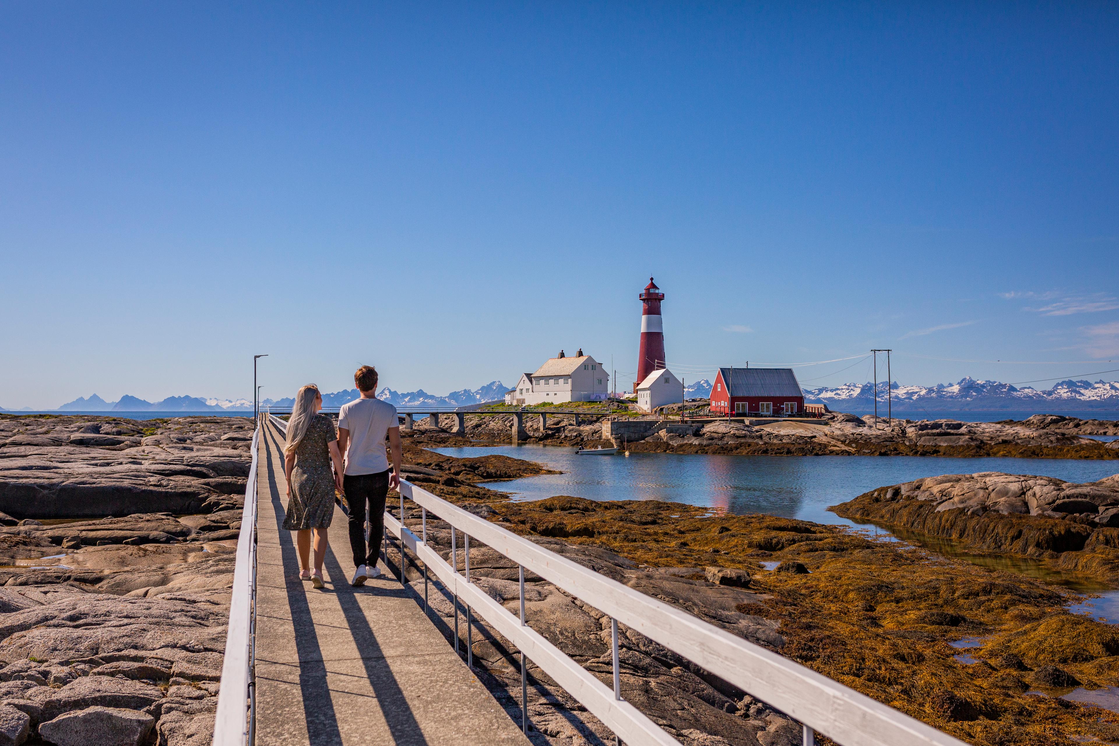 Ett par som går mot Tranøy Fyr i Salten, Nord-Norge