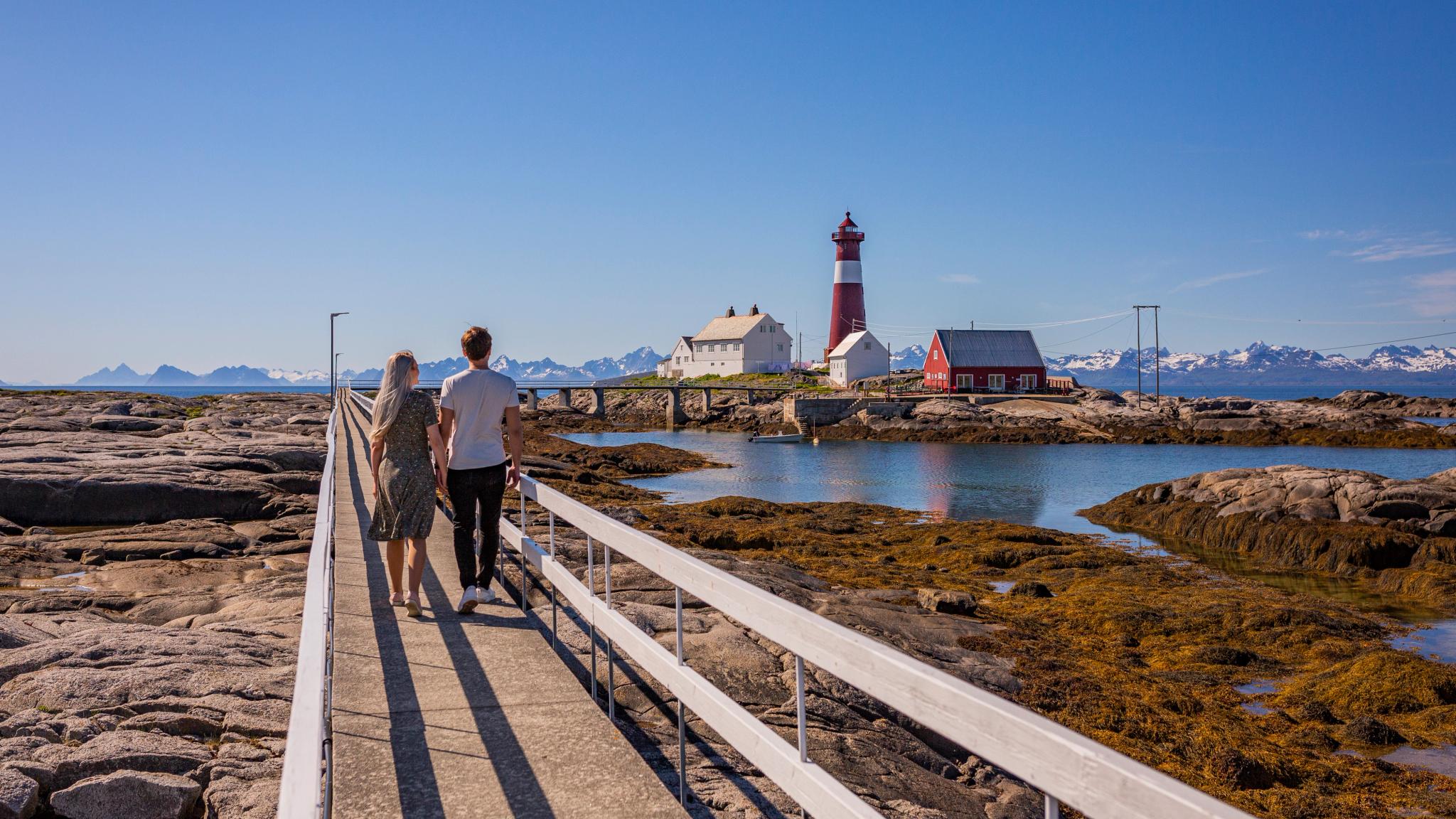 Ett par som går mot Tranøy Fyr i Salten, Nord-Norge
