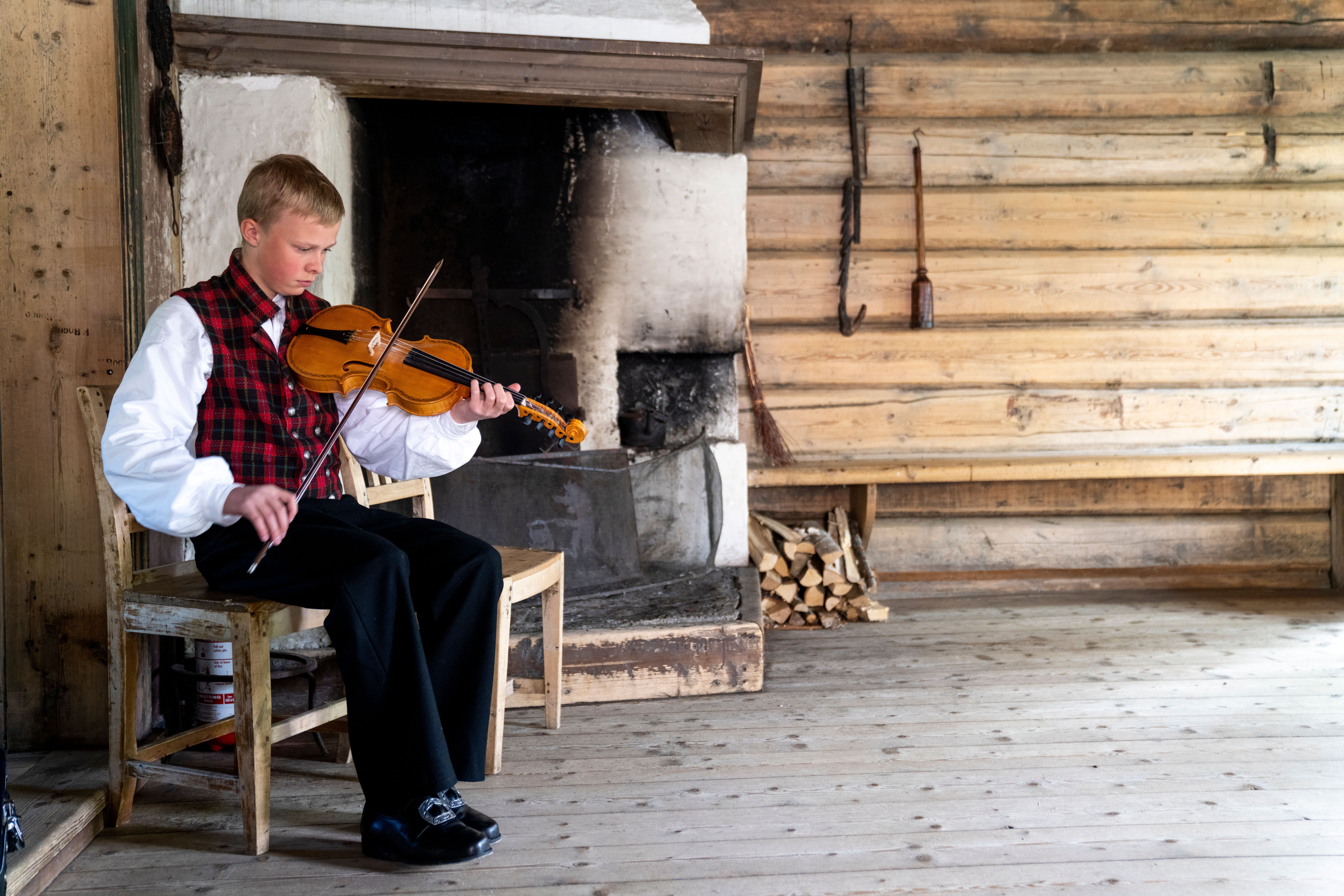 Boy playing violin on Valdres Folk museum