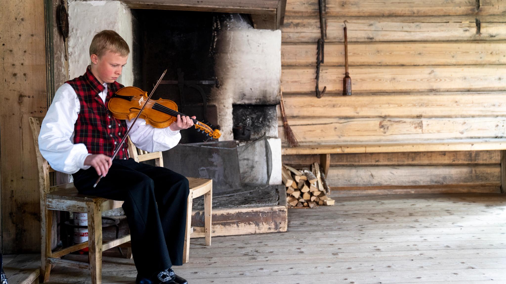 Boy playing violin on Valdres Folk museum