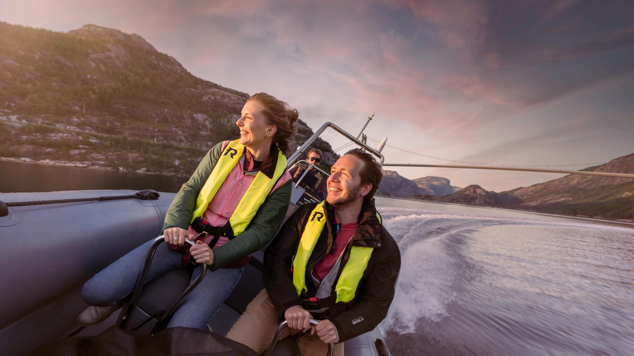 En mann og en kvinne på en RIB-båt utenfor Stavanger
