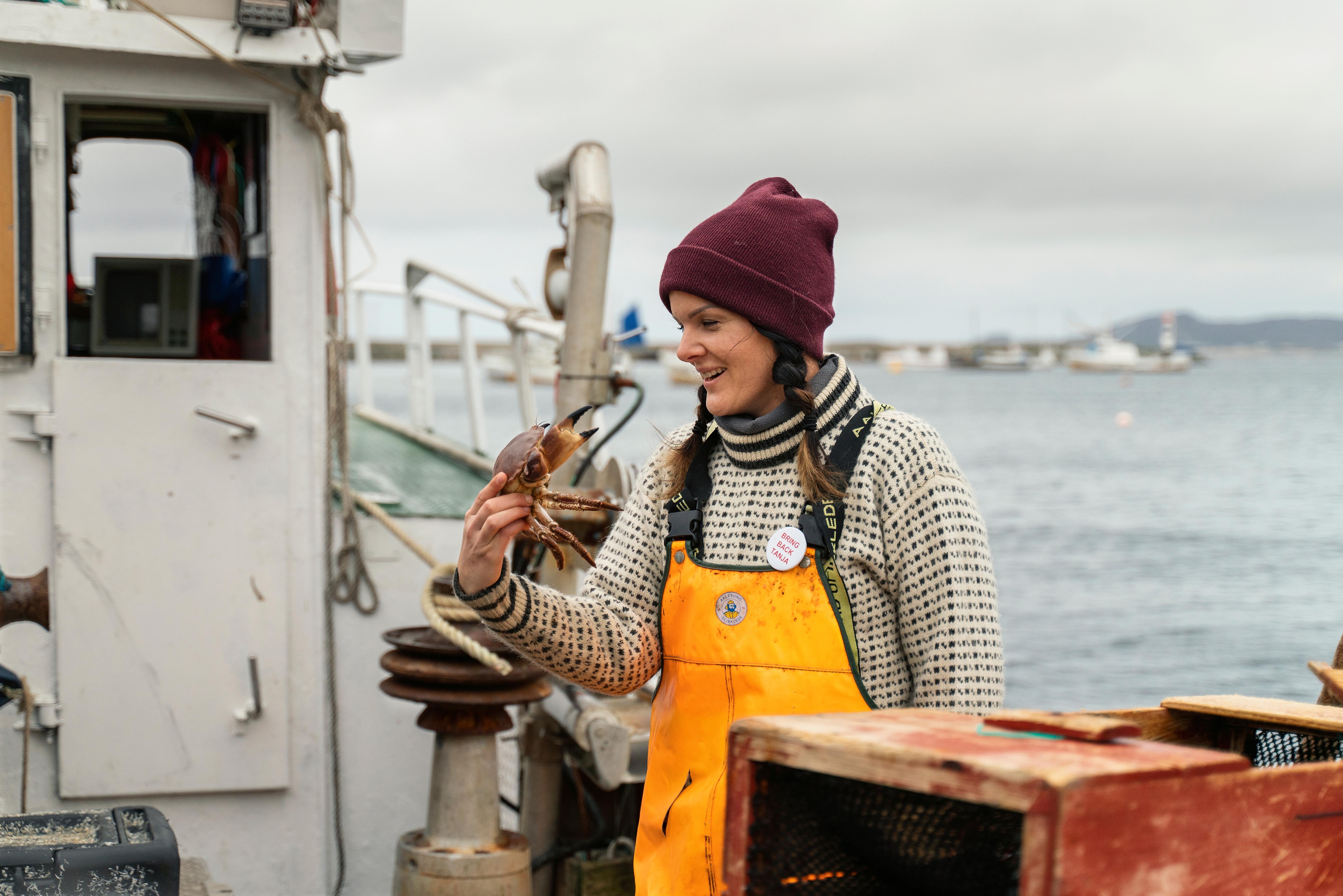 A woman crabfishing in Fosen in Trøndelag
