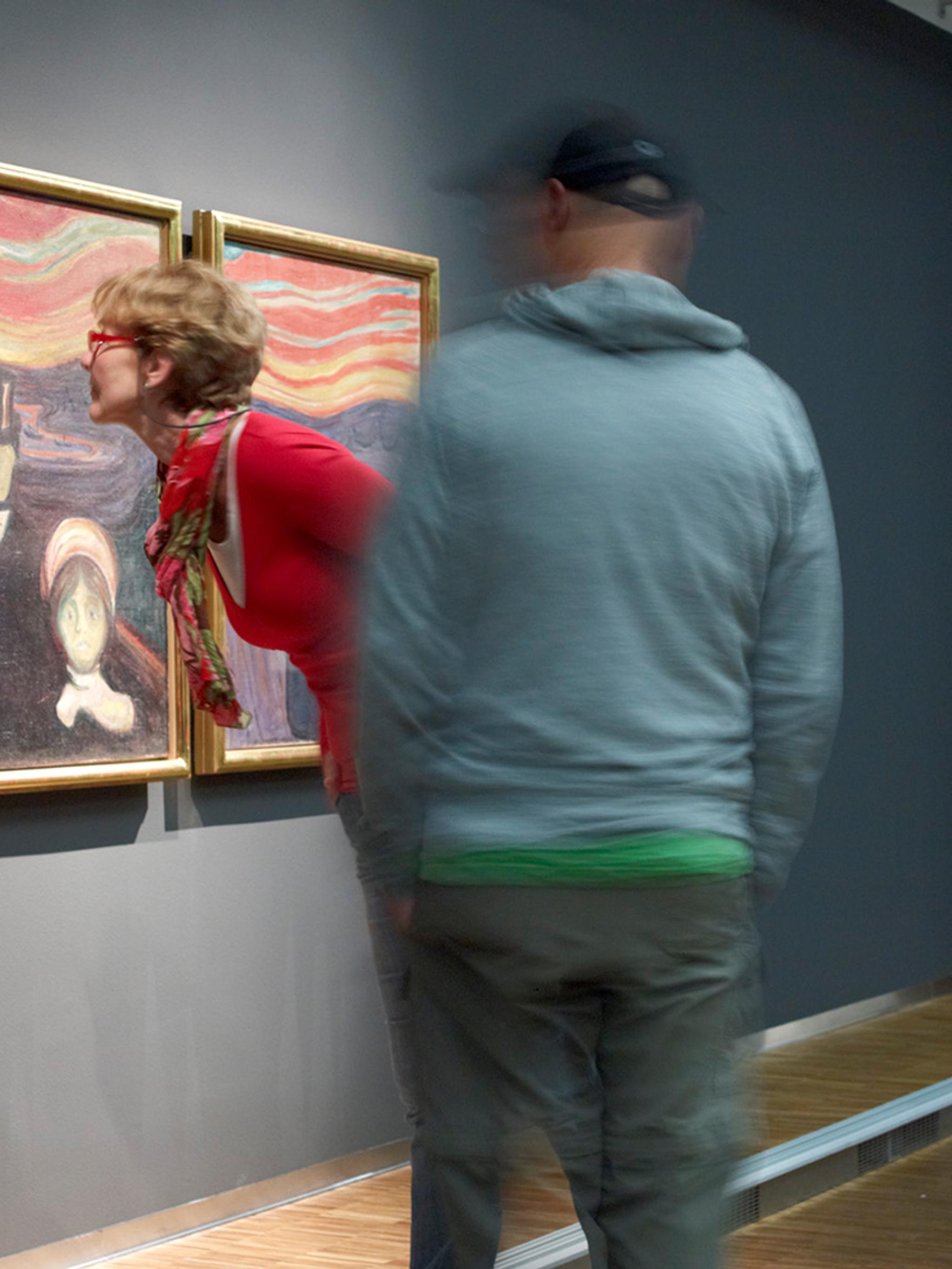 Mennesker ser på Edvard Munchs Skrik på Munchmuseet i Oslo