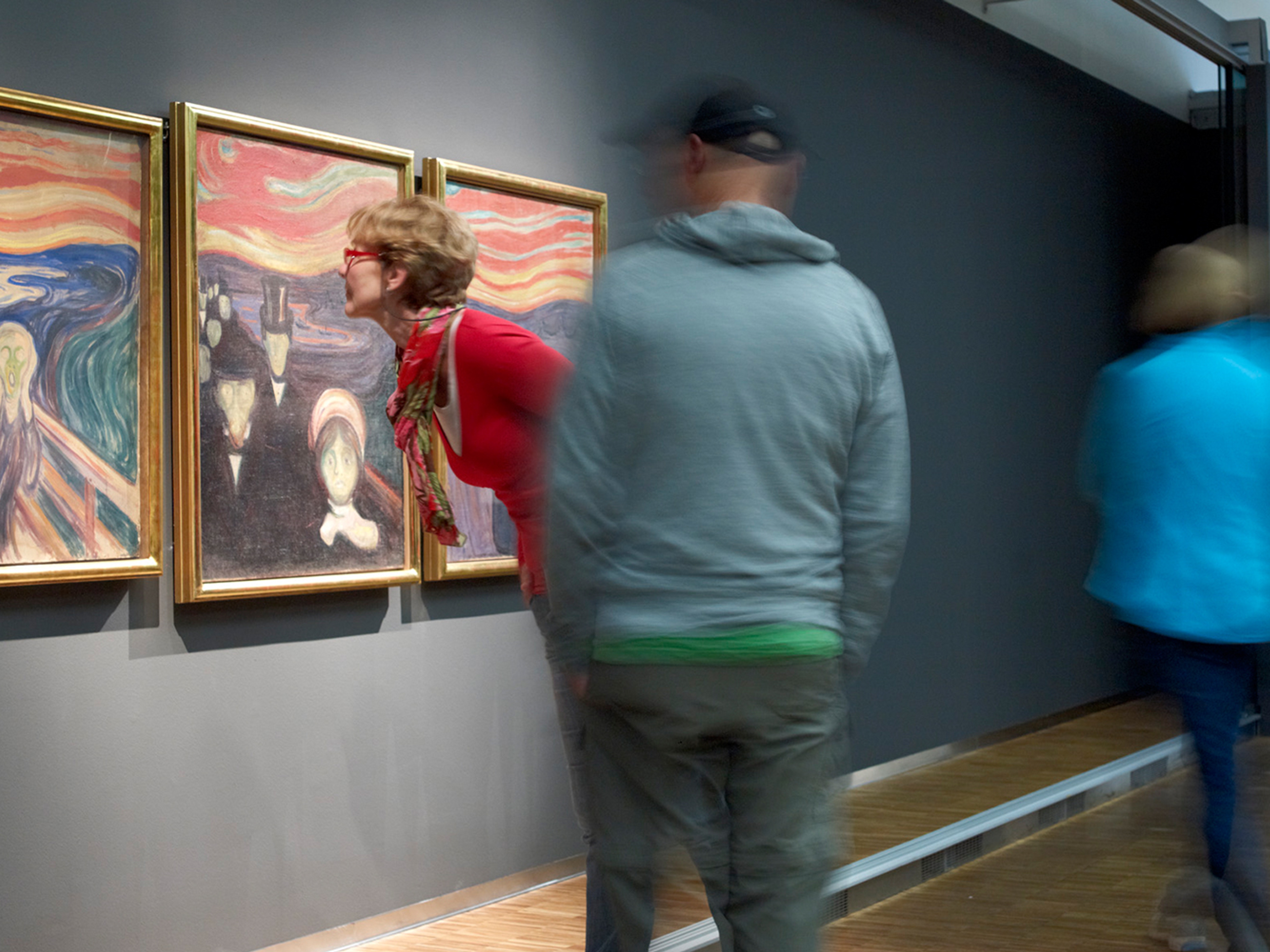 Mennesker ser på Edvard Munchs Skrik på Munchmuseet i Oslo