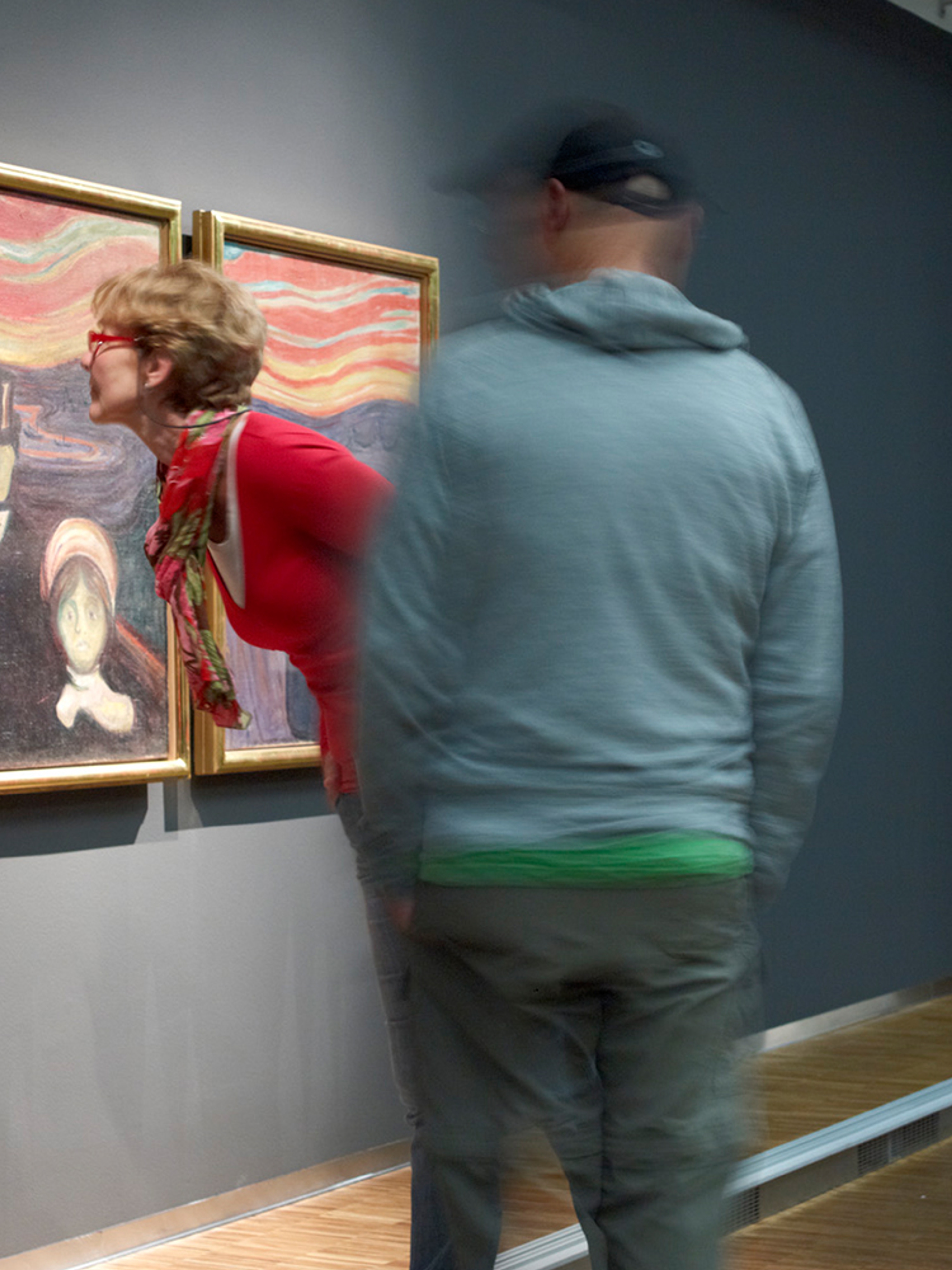 Mennesker ser på Edvard Munchs Skrik på Munchmuseet i Oslo