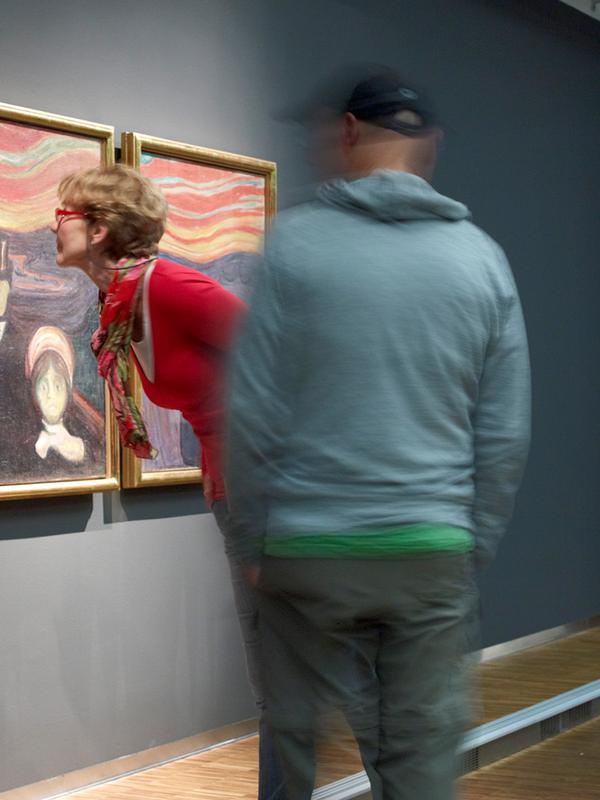 Mennesker ser på Edvard Munchs Skrik på Munchmuseet i Oslo