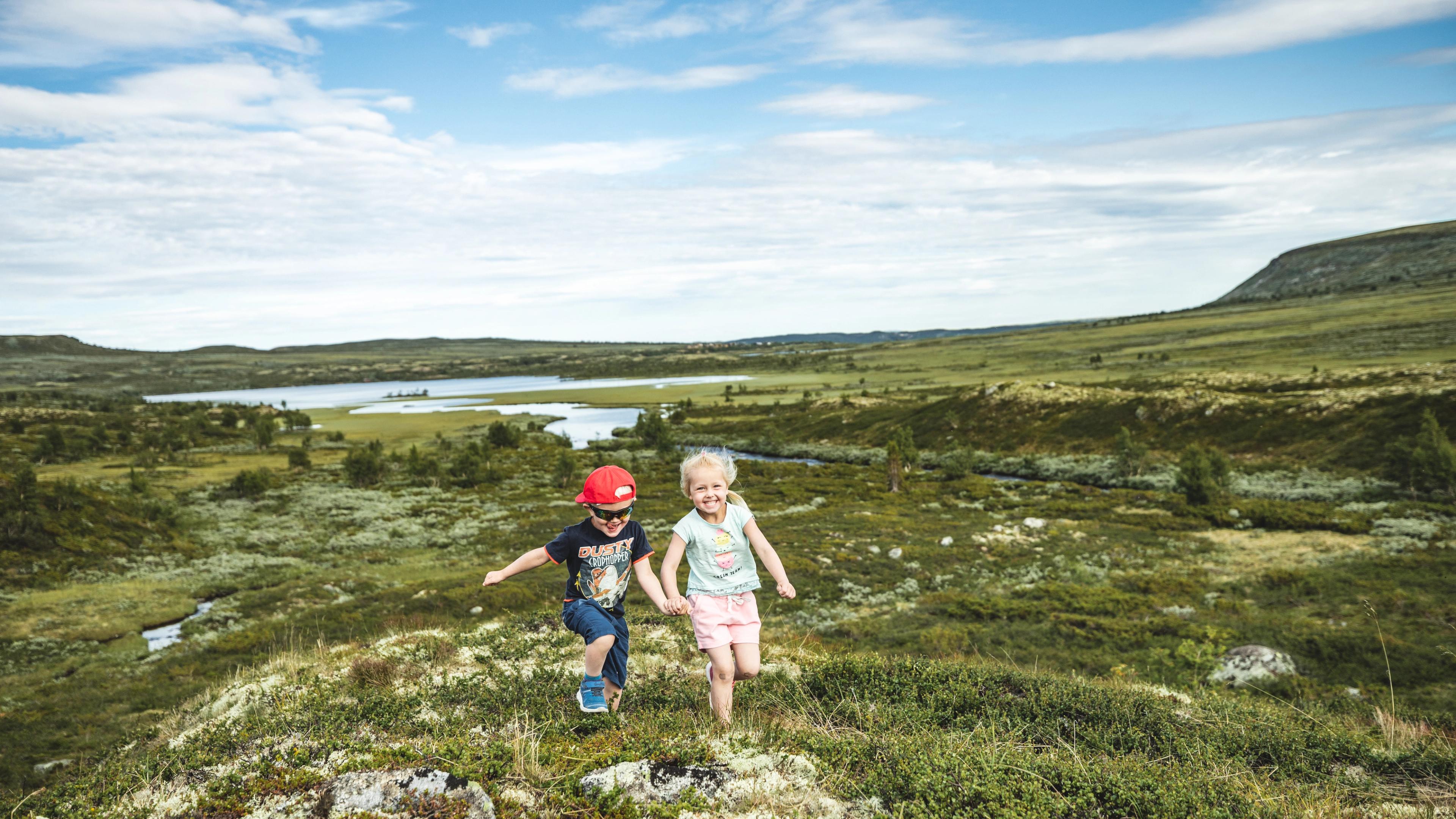 Dos niños corren por las montañas de Hallingdal, en el Este de Noruega.