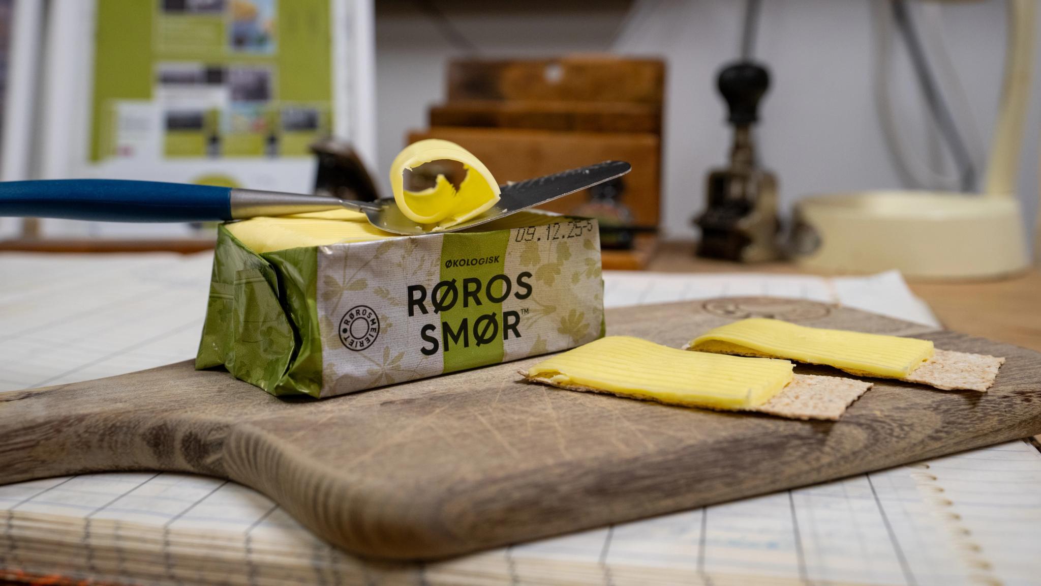 Skiver av smør på flatbrød