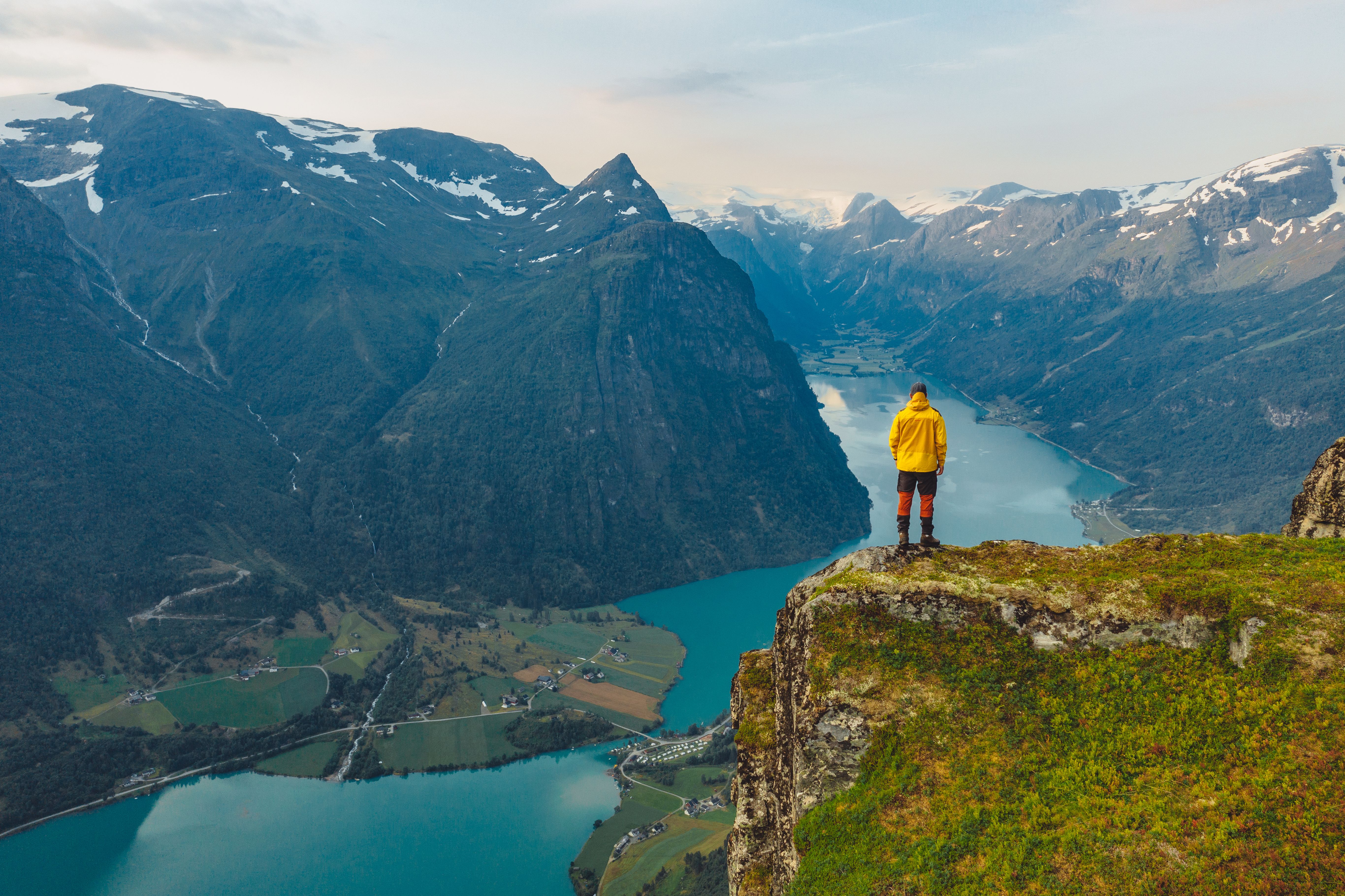 Planlegg reisen til Nordfjord og gå tur til toppen av Klovane i Olden på Vestlandet