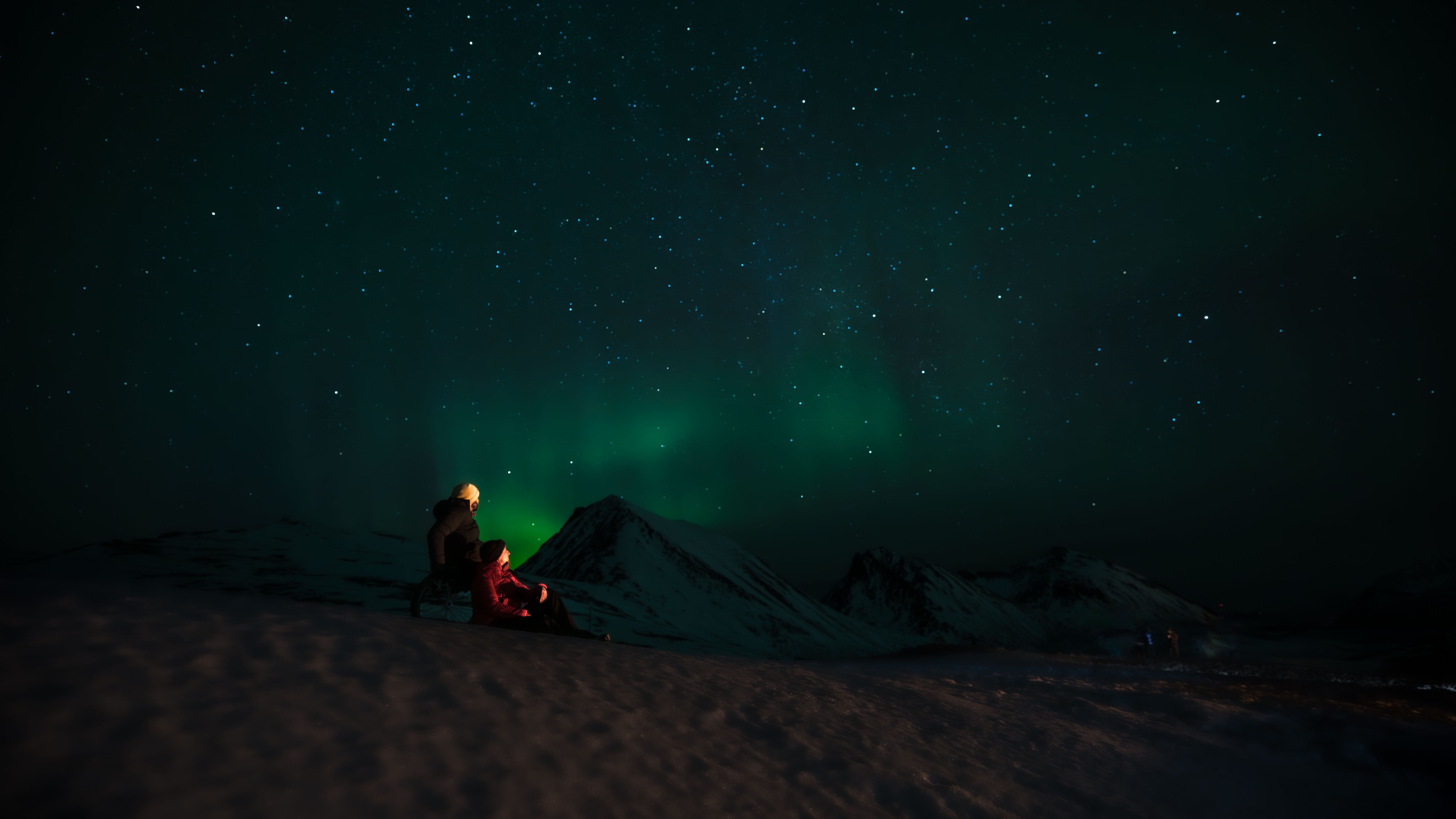 Myriam and Pierre under the Northern lights