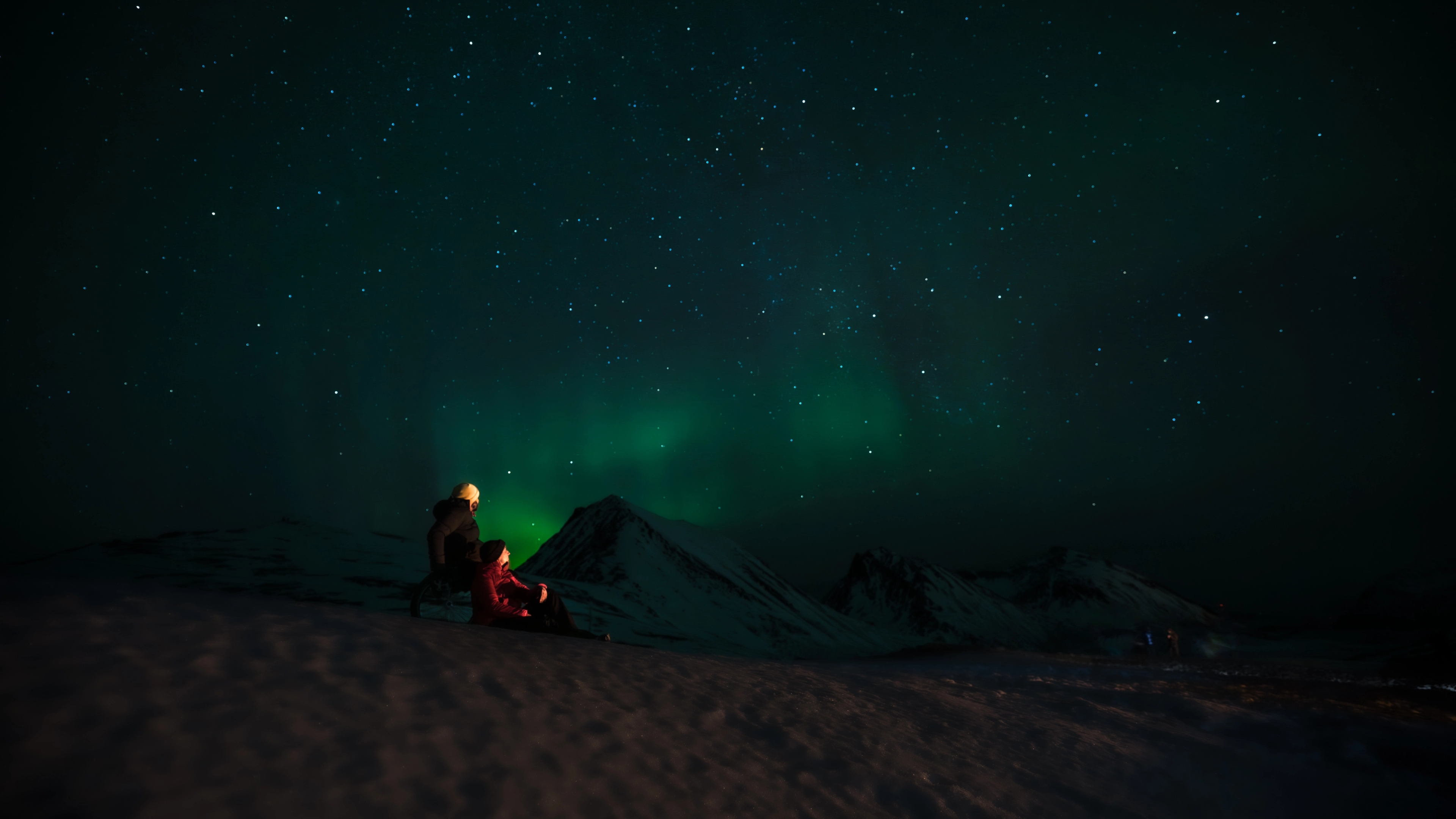 Myriam and Pierre under the Northern lights