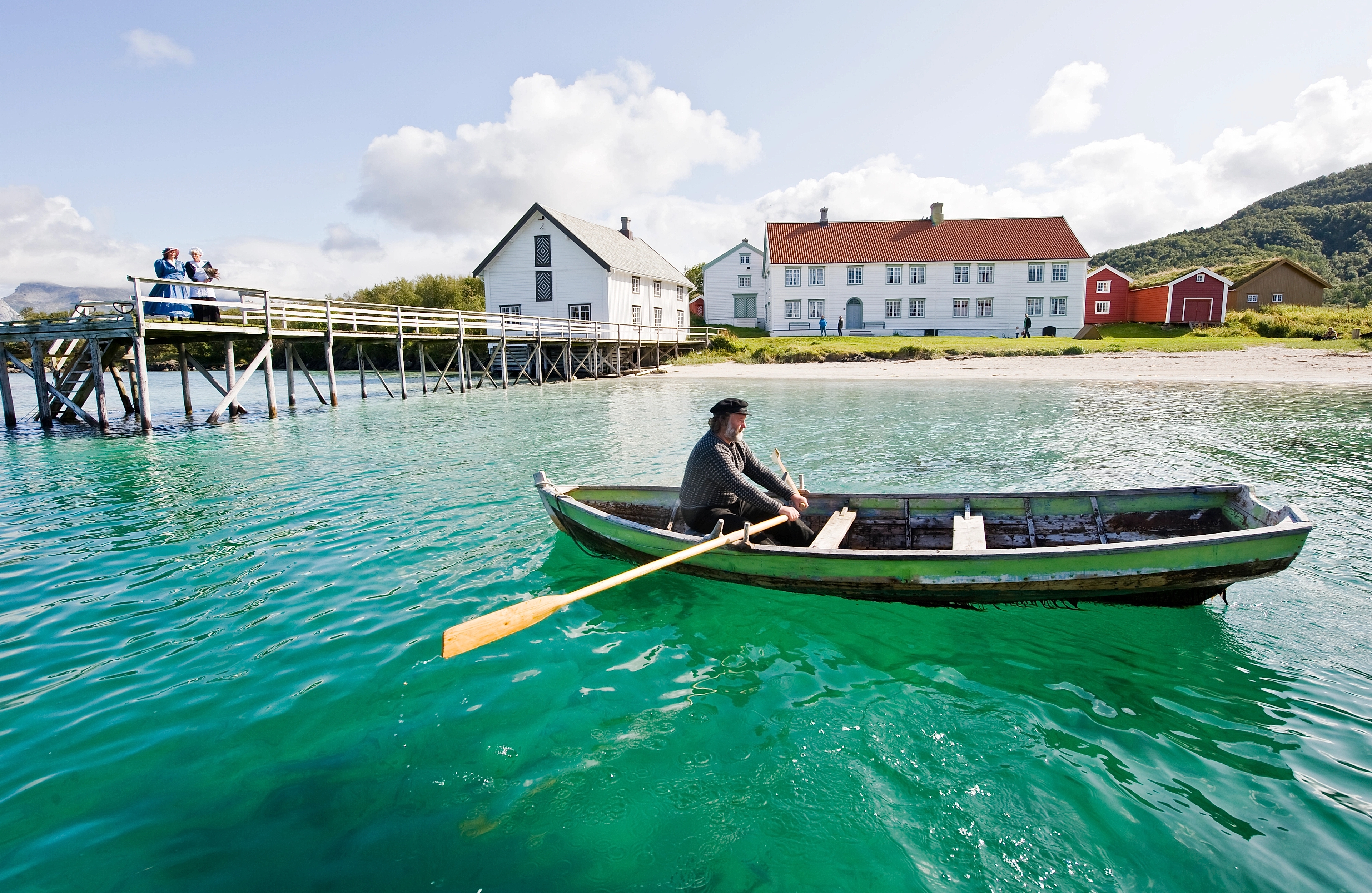 Ein Mann rudert nahe Kjerringøy Bodø, Nordnorwegen