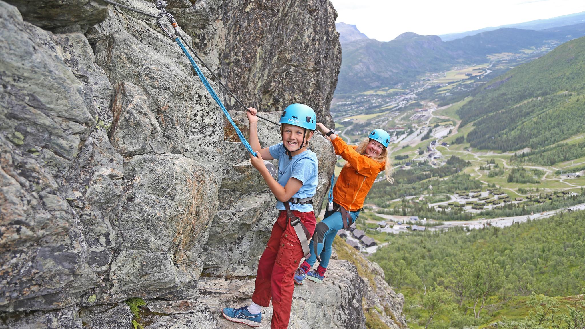 Mor og barn klatrer i via ferrataen i Hemsedal på Østlandet