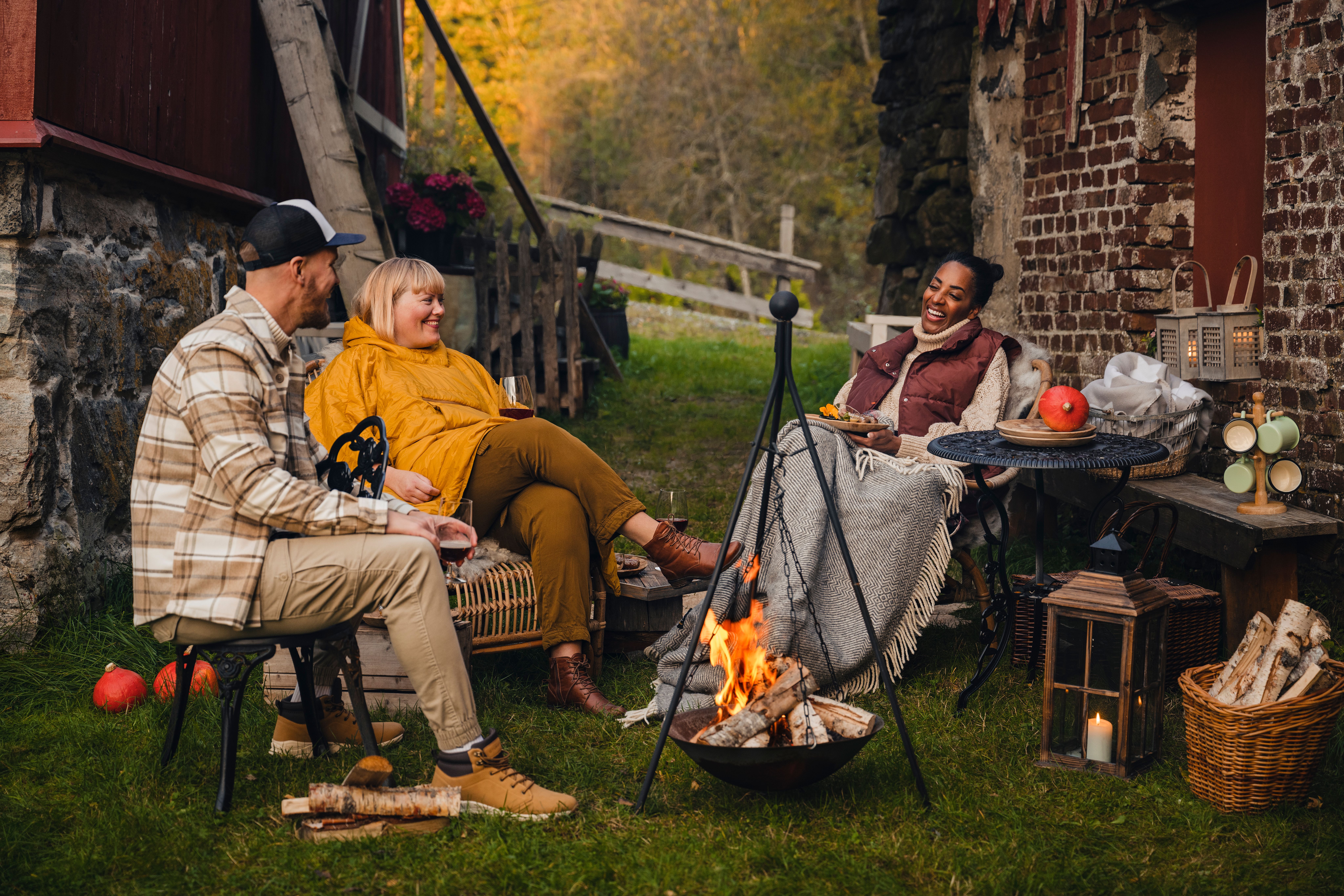 People gathered around the bonfire at Grønnset skysstasjon, Trøndelag area
