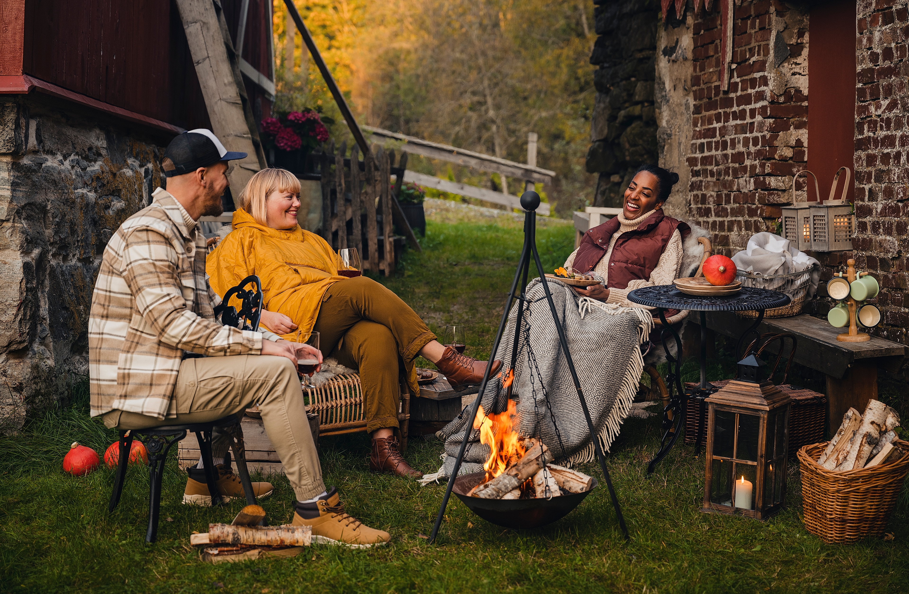 People gathered around the bonfire at Grønnset skysstasjon, Trøndelag area
