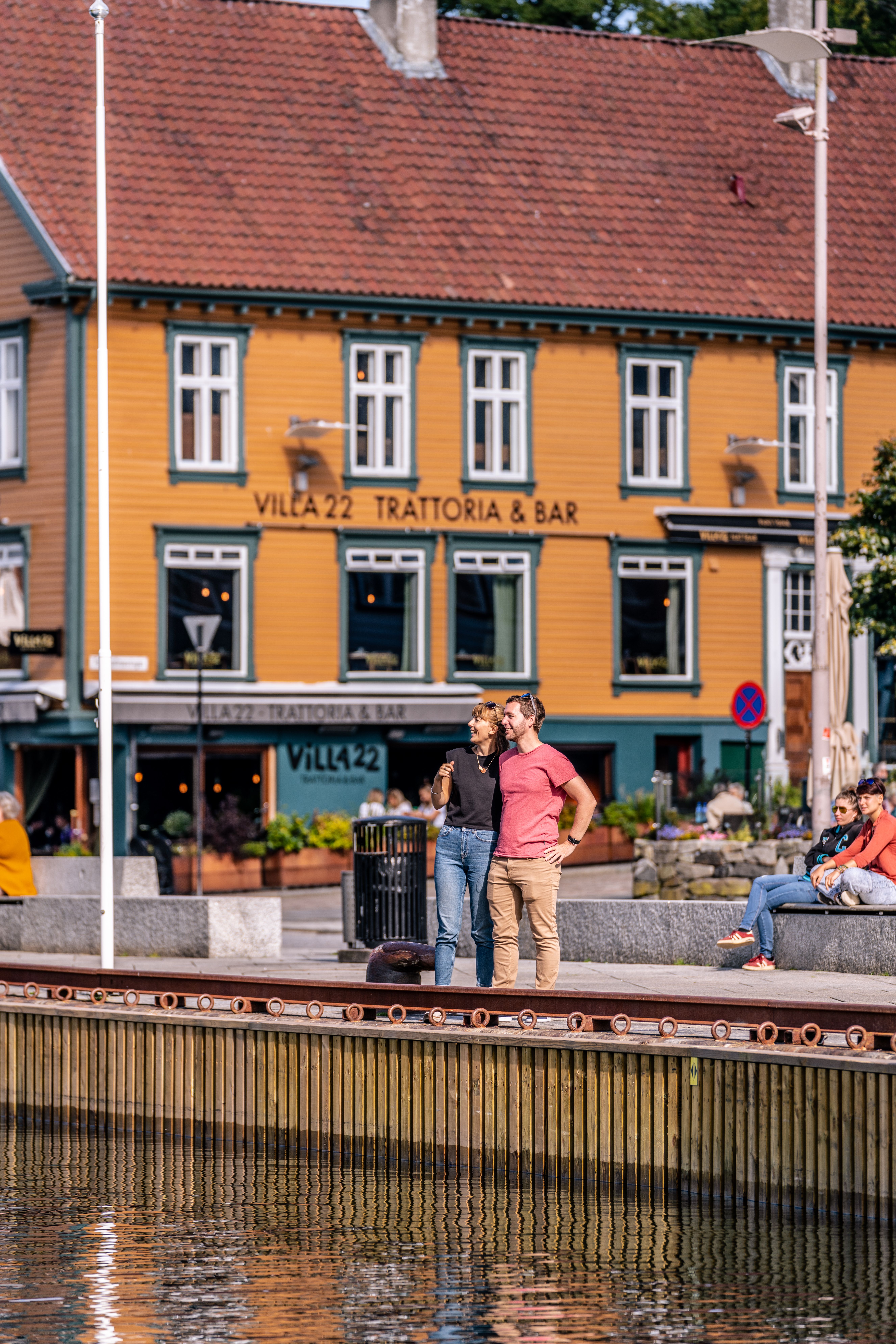 A man and a woman holding around each other on the pier in Stavanger