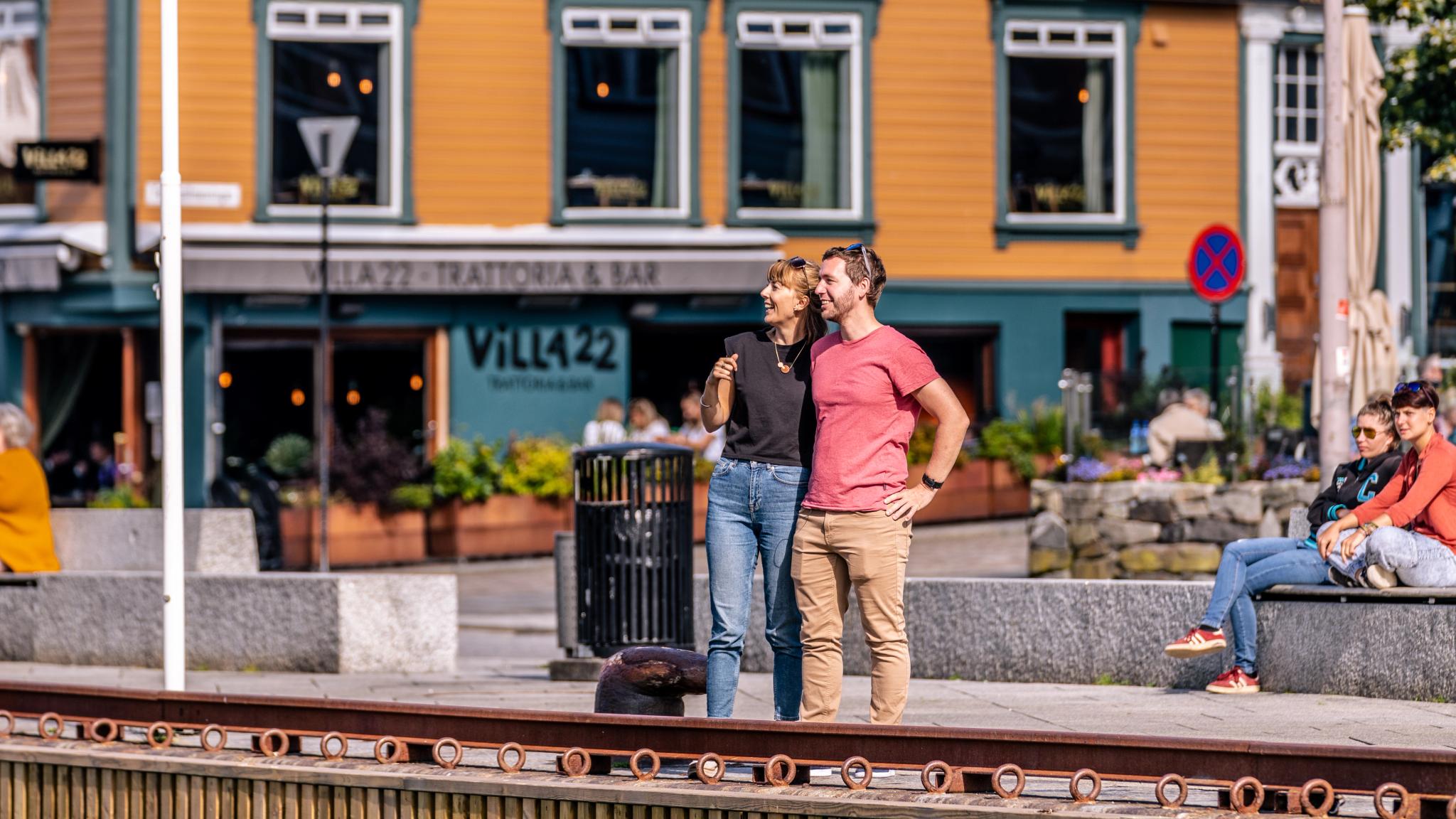 A man and a woman holding around each other on the pier in Stavanger