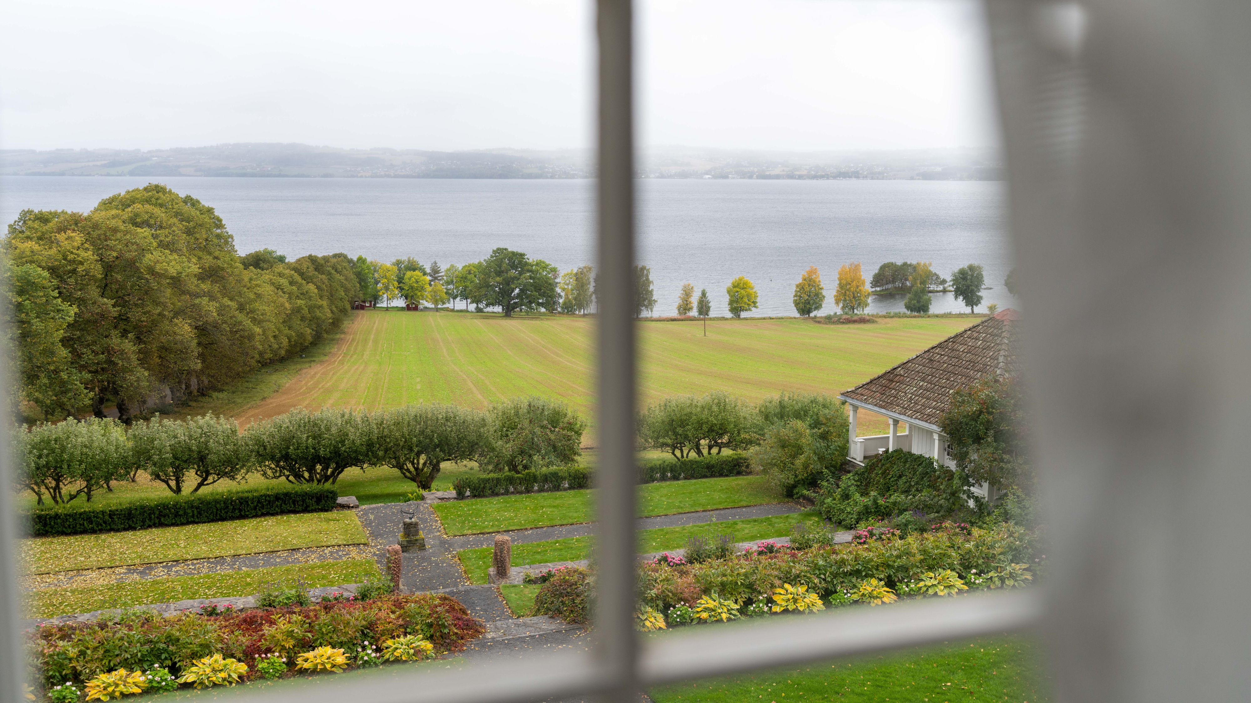 Utsikt fra et av rommene til Hoel Gård, Østlandet, Norge.