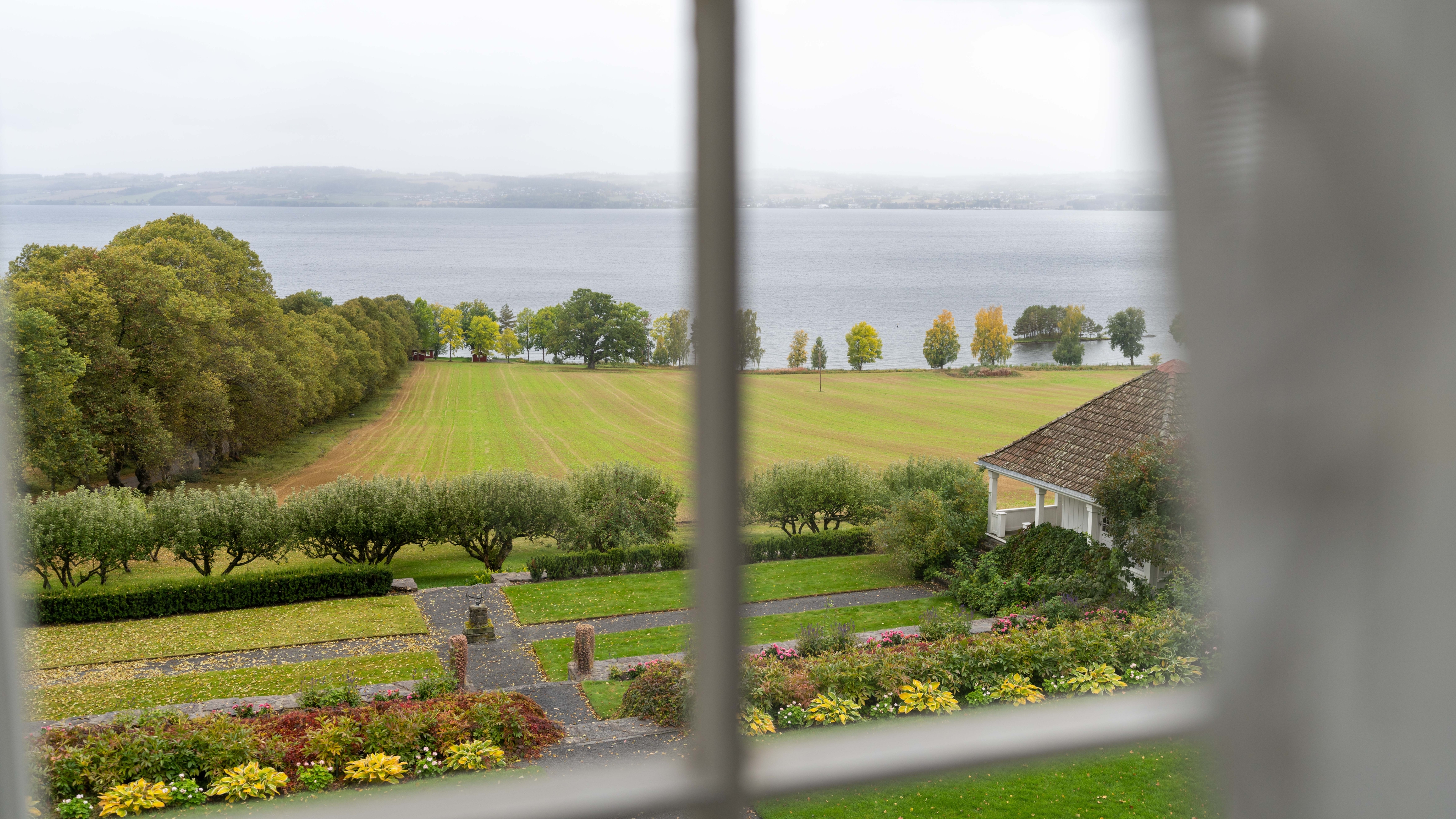 Utsikt fra et av rommene til Hoel Gård, Østlandet, Norge.
