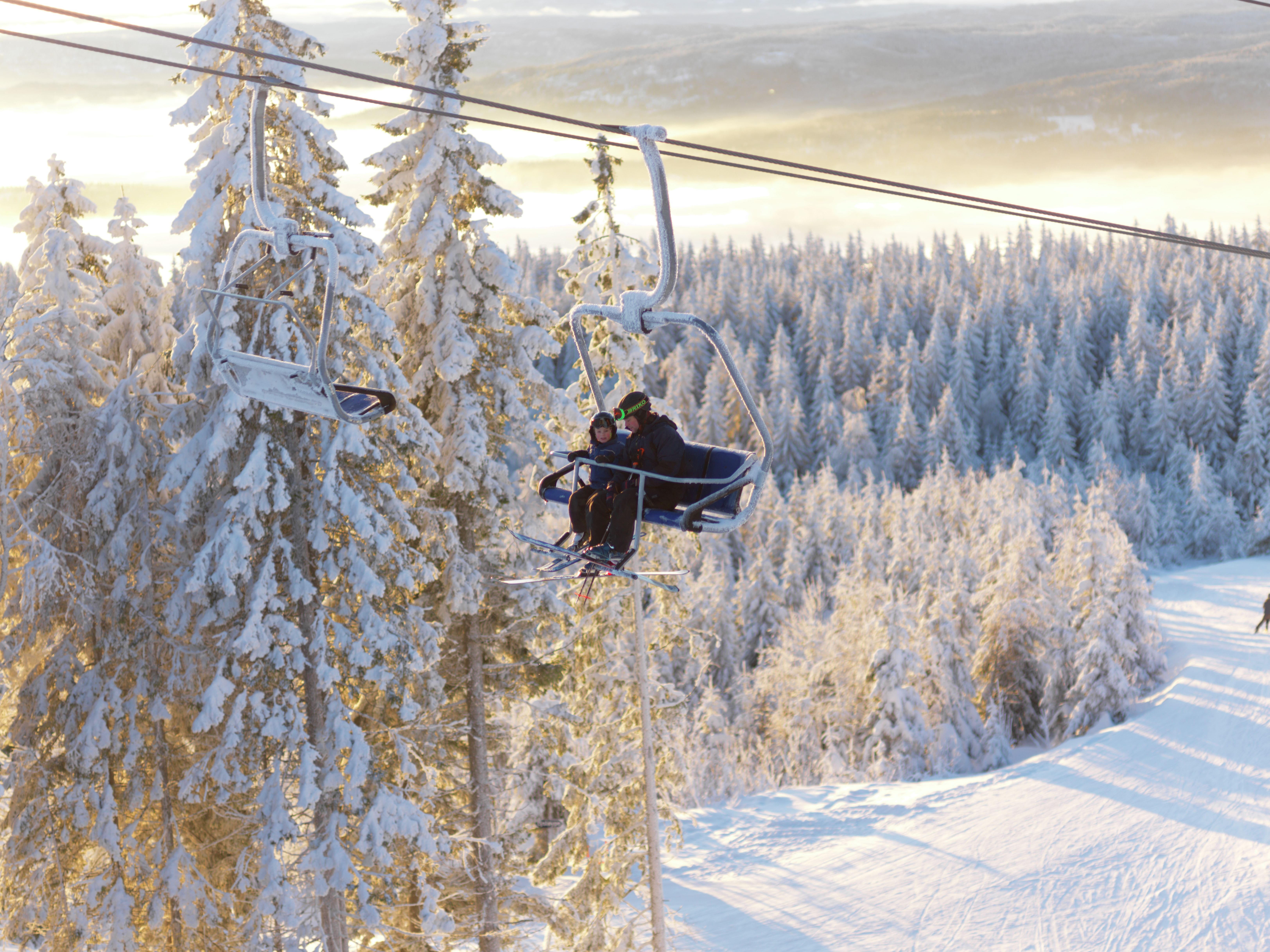 Two people taking the lift at Skimore Oslo, Tryvann