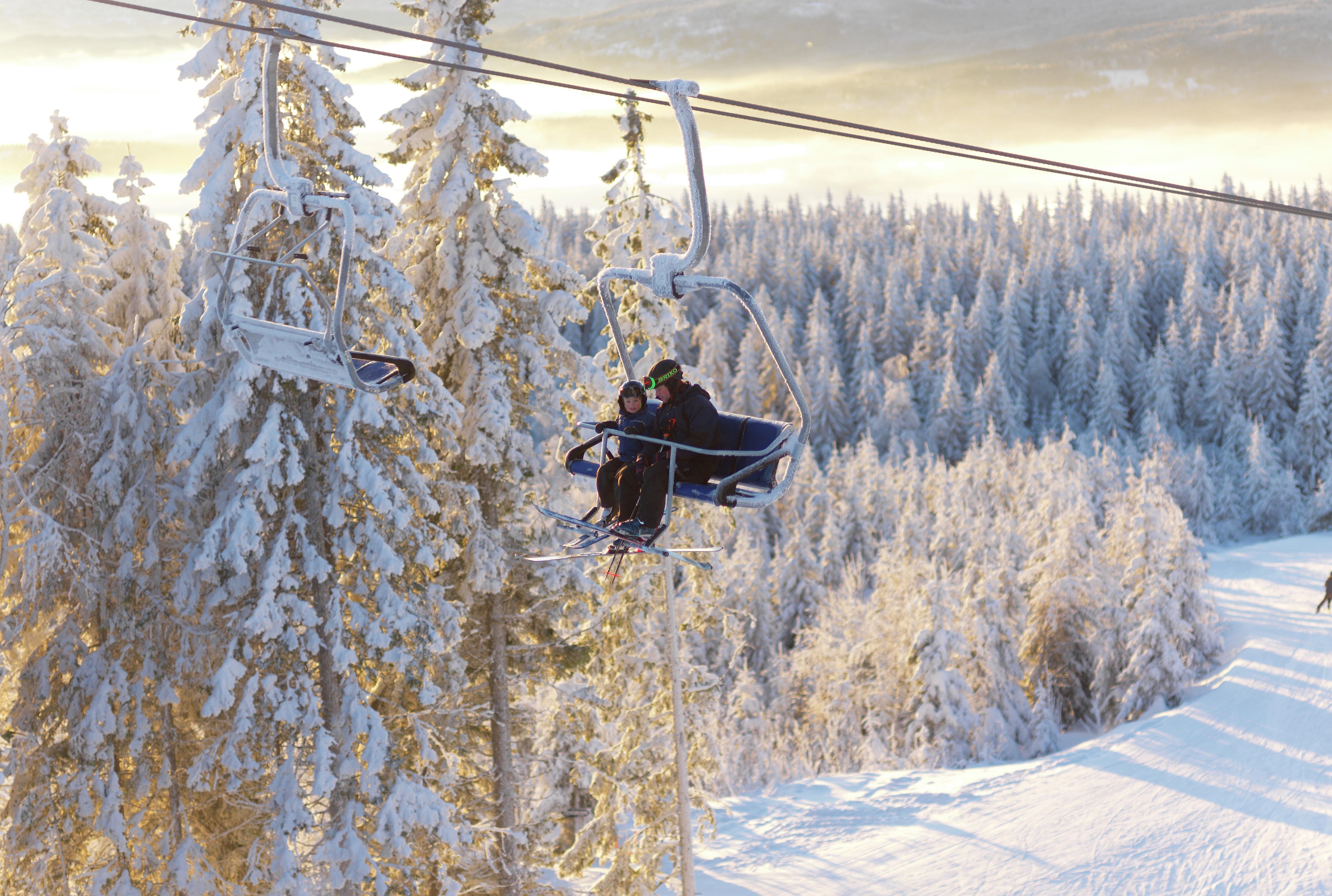 Two people taking the lift at Skimore Oslo, Tryvann
