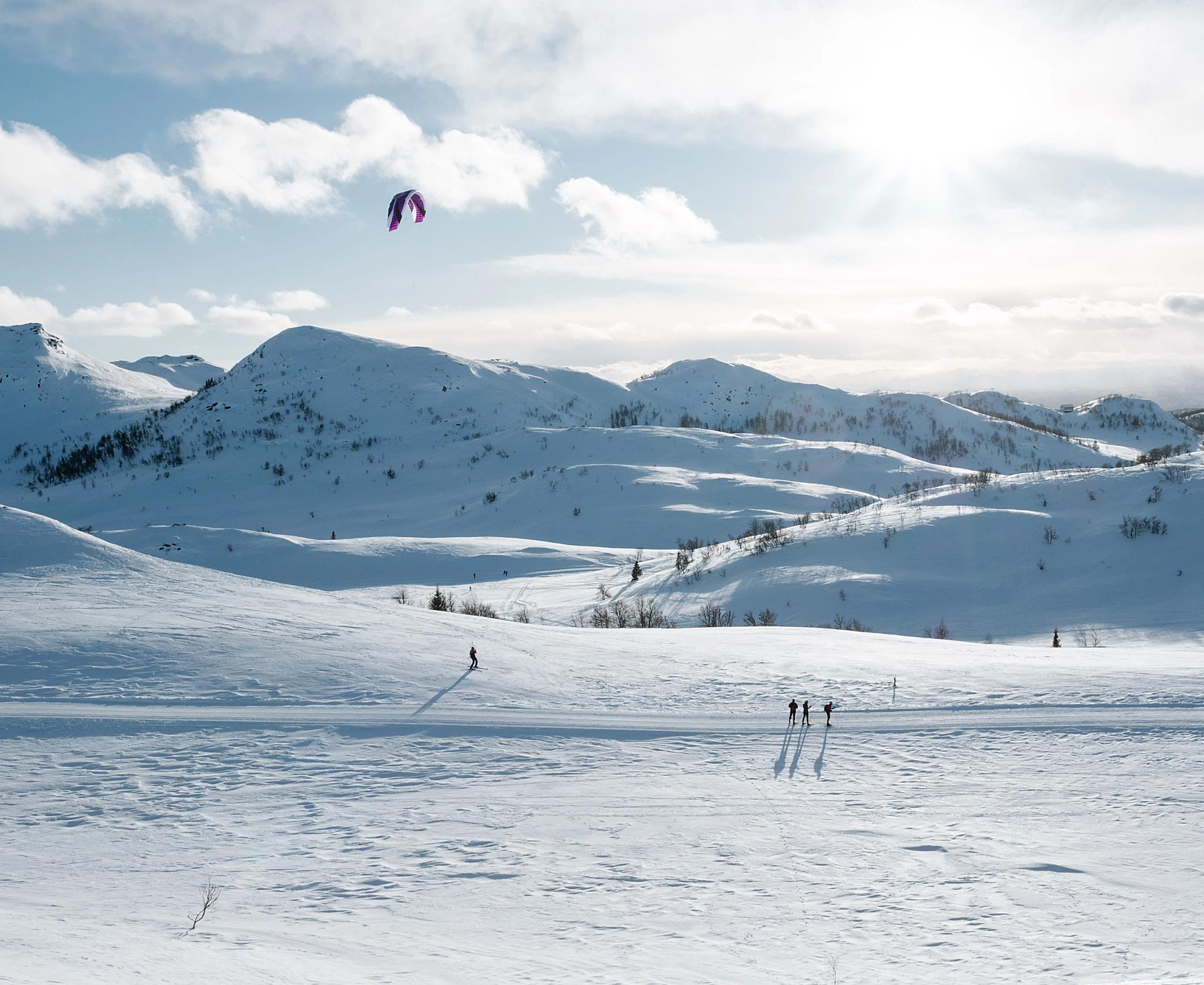 People kiting in sunny weather at Rauland