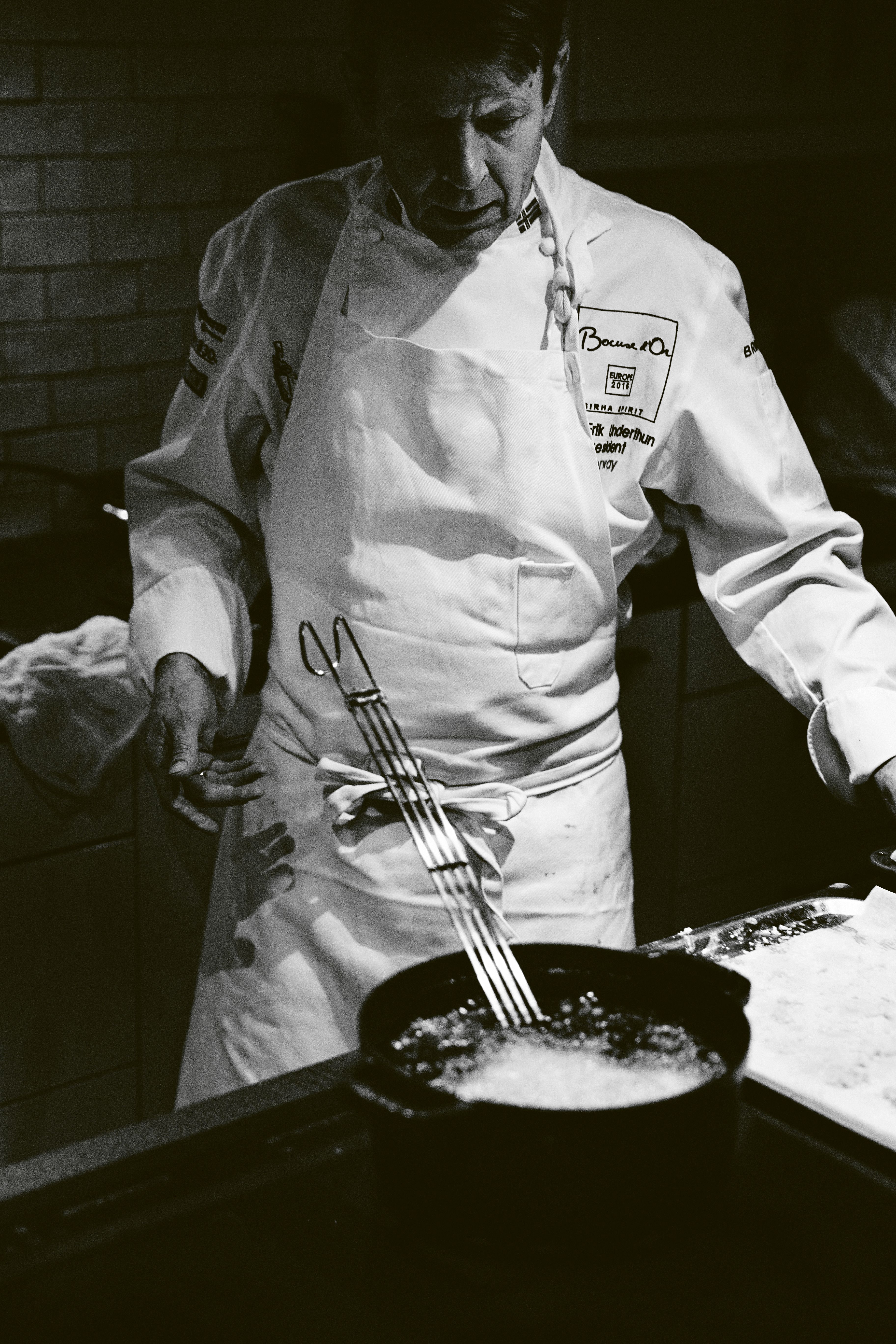 Chef Lars Erik Underthun making food.