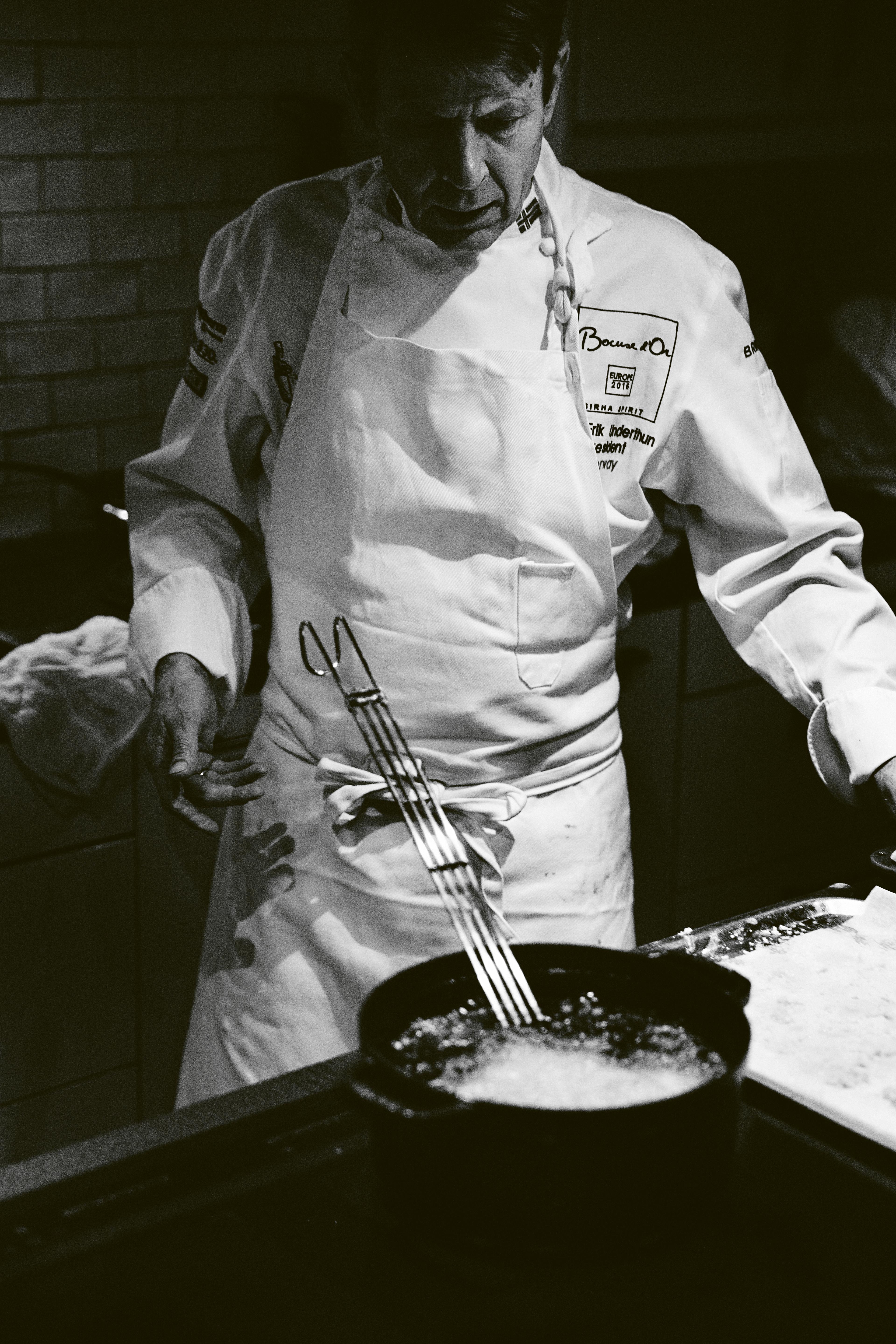Chef Lars Erik Underthun making food.